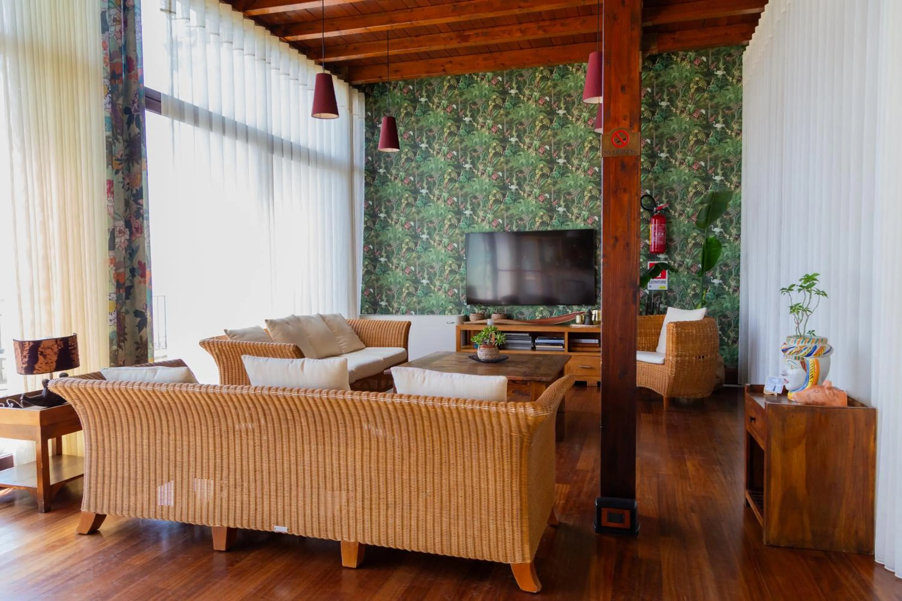 Communal lounge/ TV room in Best Western Hotel Santa Caterina