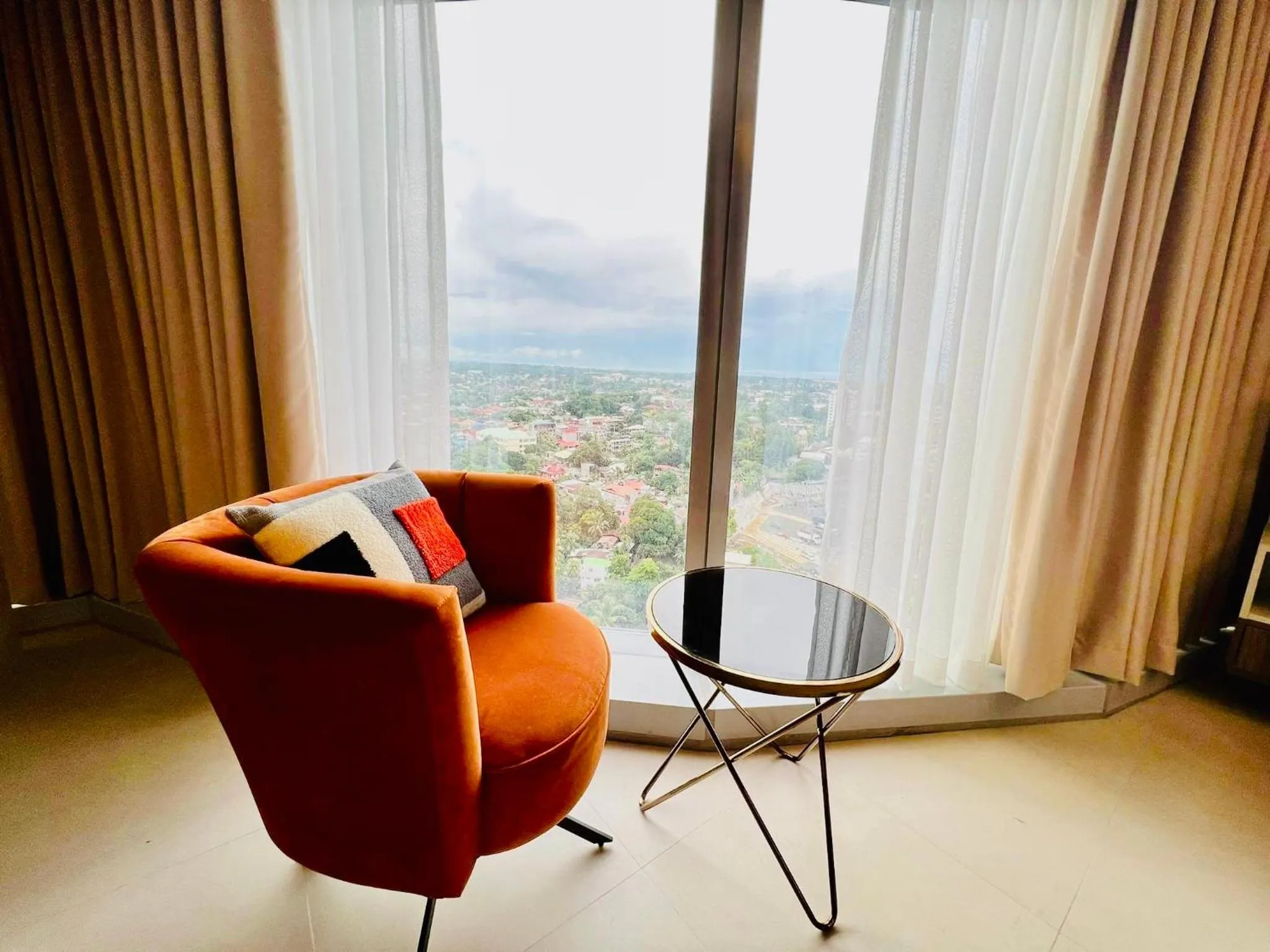 Seating area in AEON TOWERS STUDIO SUITE (by:skyspottravelcentra)