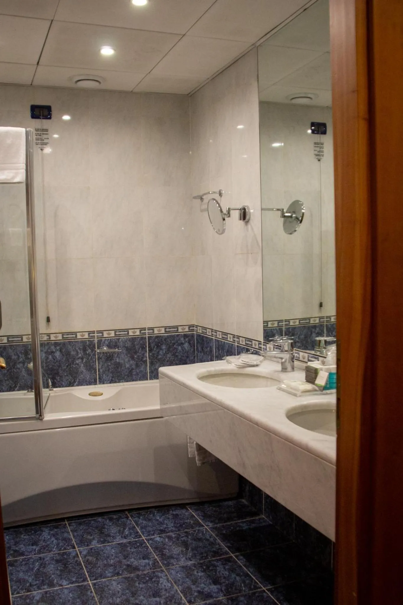 Shower in Pacific Hotel Fortino