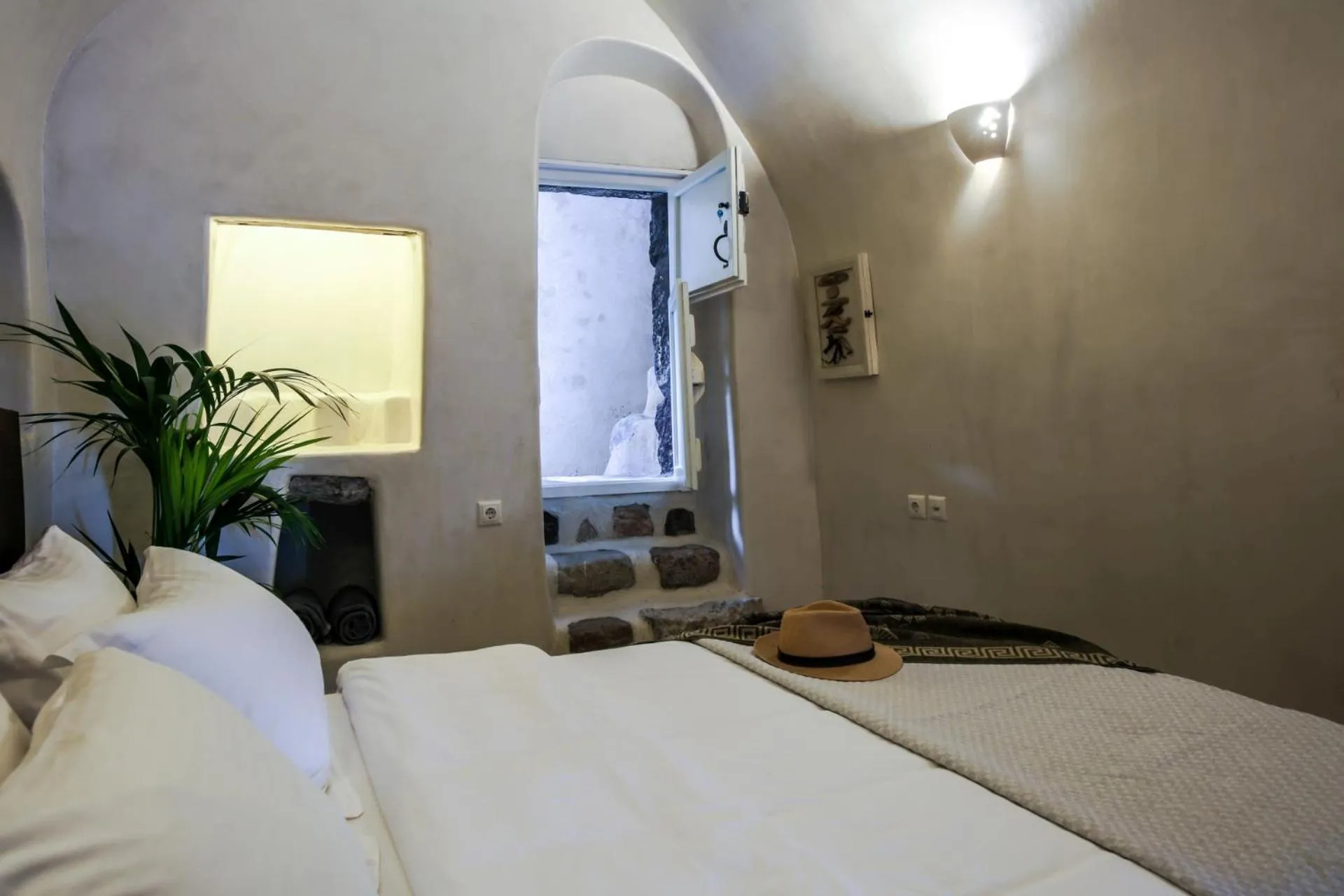 Facade/entrance, Bed in Exi Castle Suites