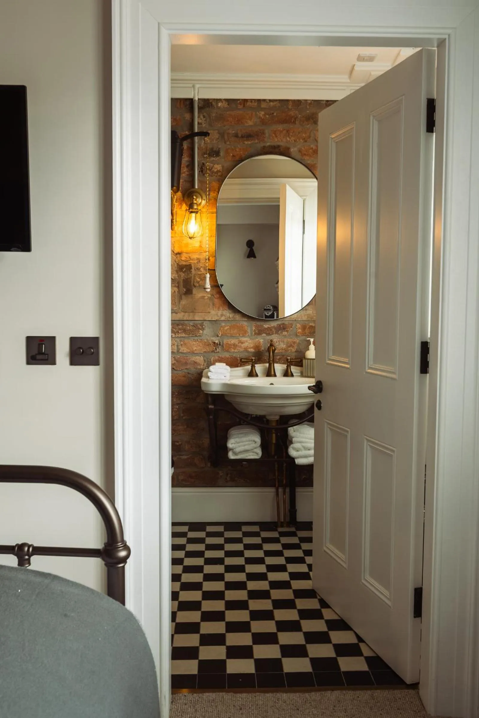 Bathroom, Bed in Regency House