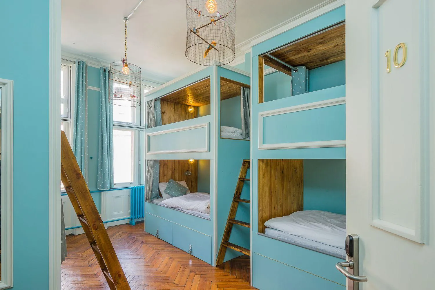 Photo of the whole room, Bed in Mrs Potts