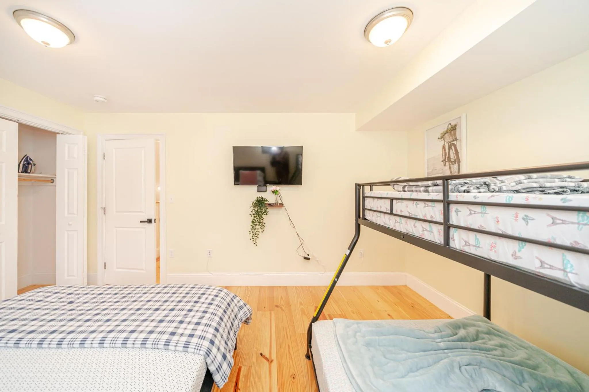 Bed in 39 - 3BR Quincy - Stunning Townhouse near Adams