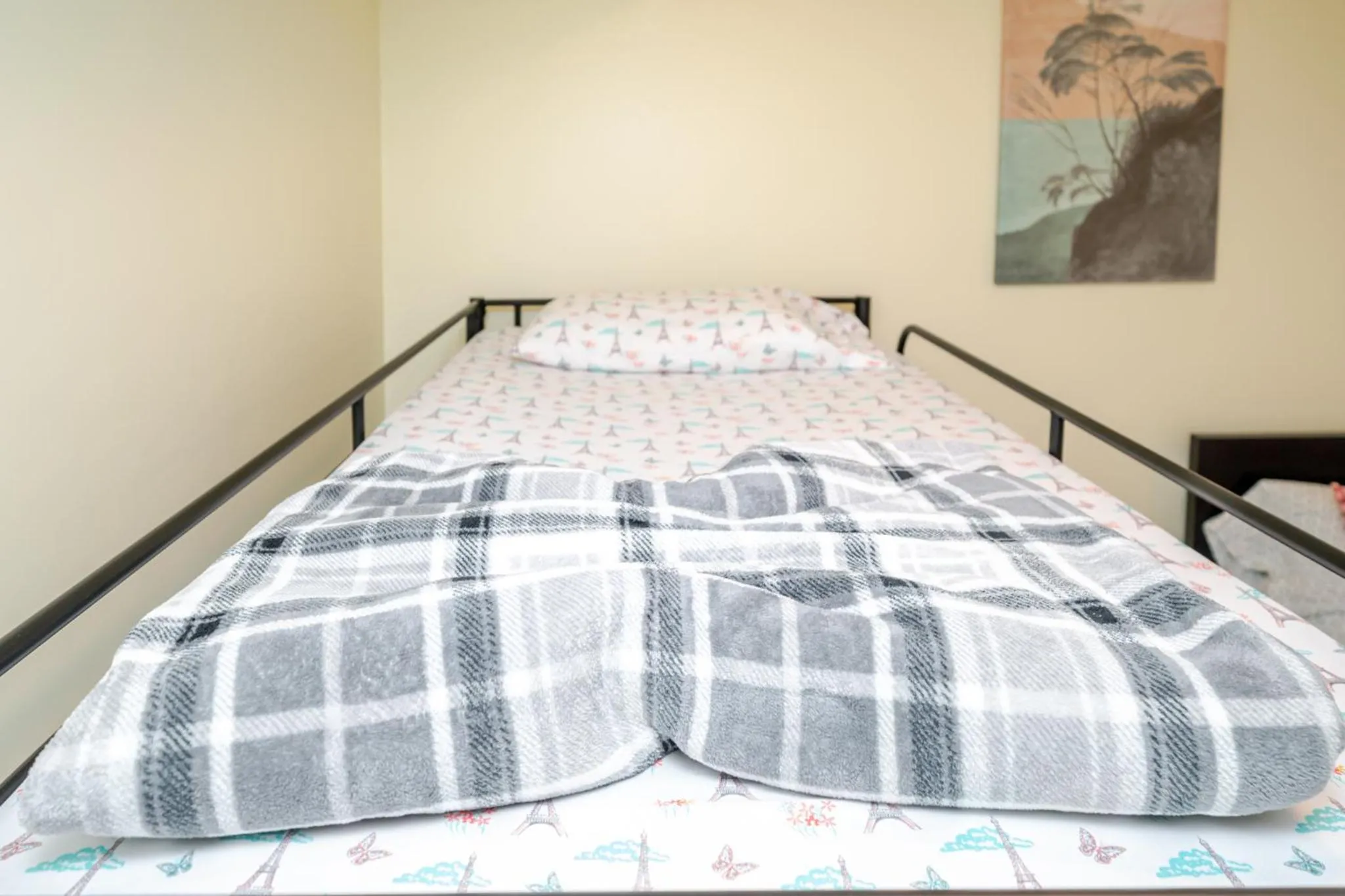 Bed in 39 - 3BR Quincy - Stunning Townhouse near Adams