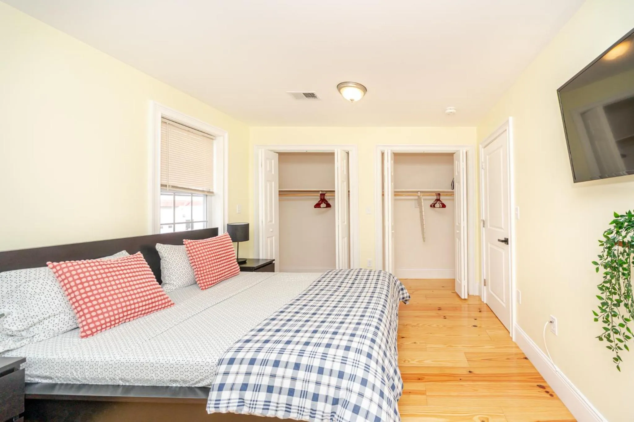 Bed in 39 - 3BR Quincy - Stunning Townhouse near Adams