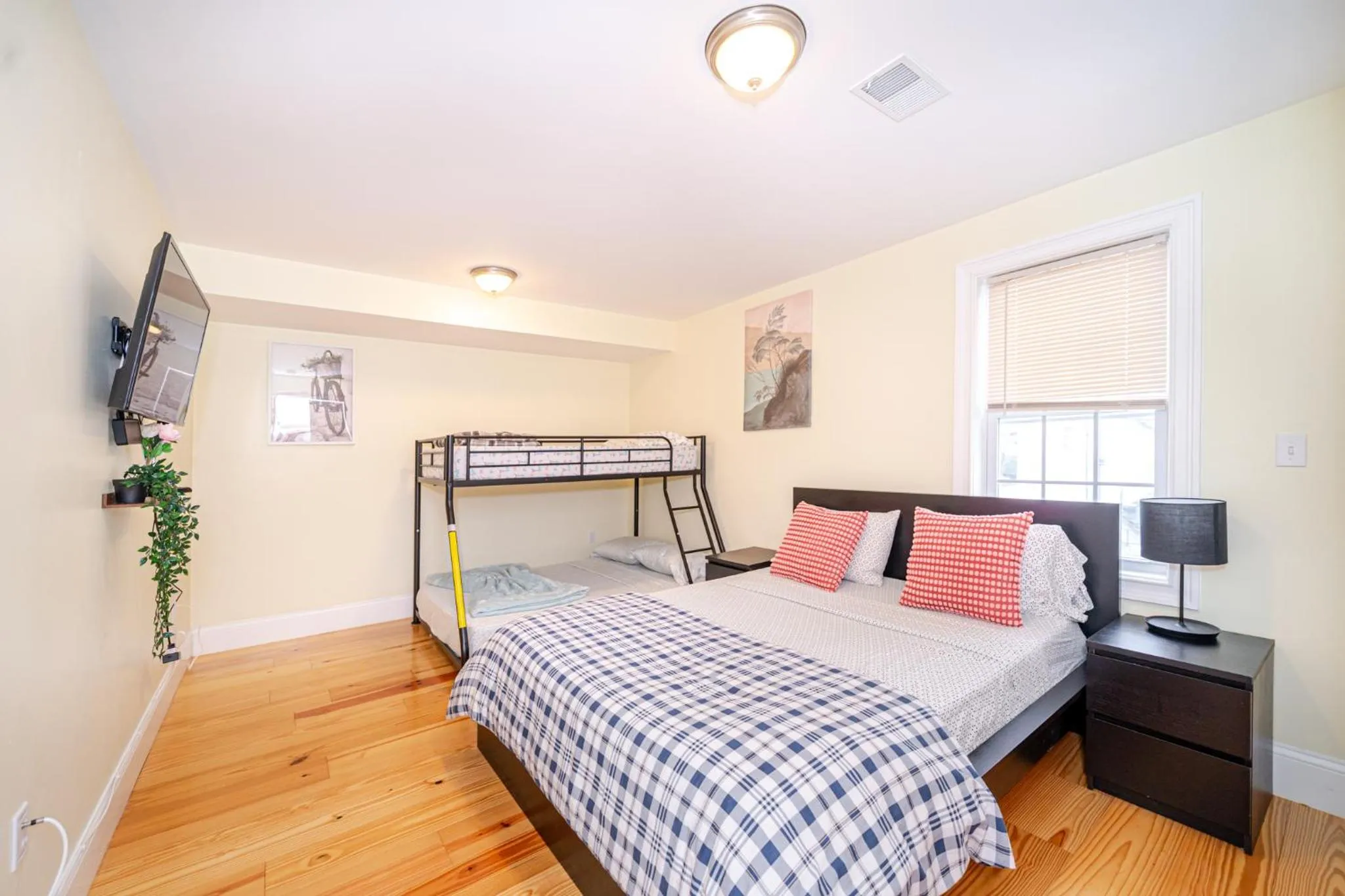 Bed in 39 - 3BR Quincy - Stunning Townhouse near Adams