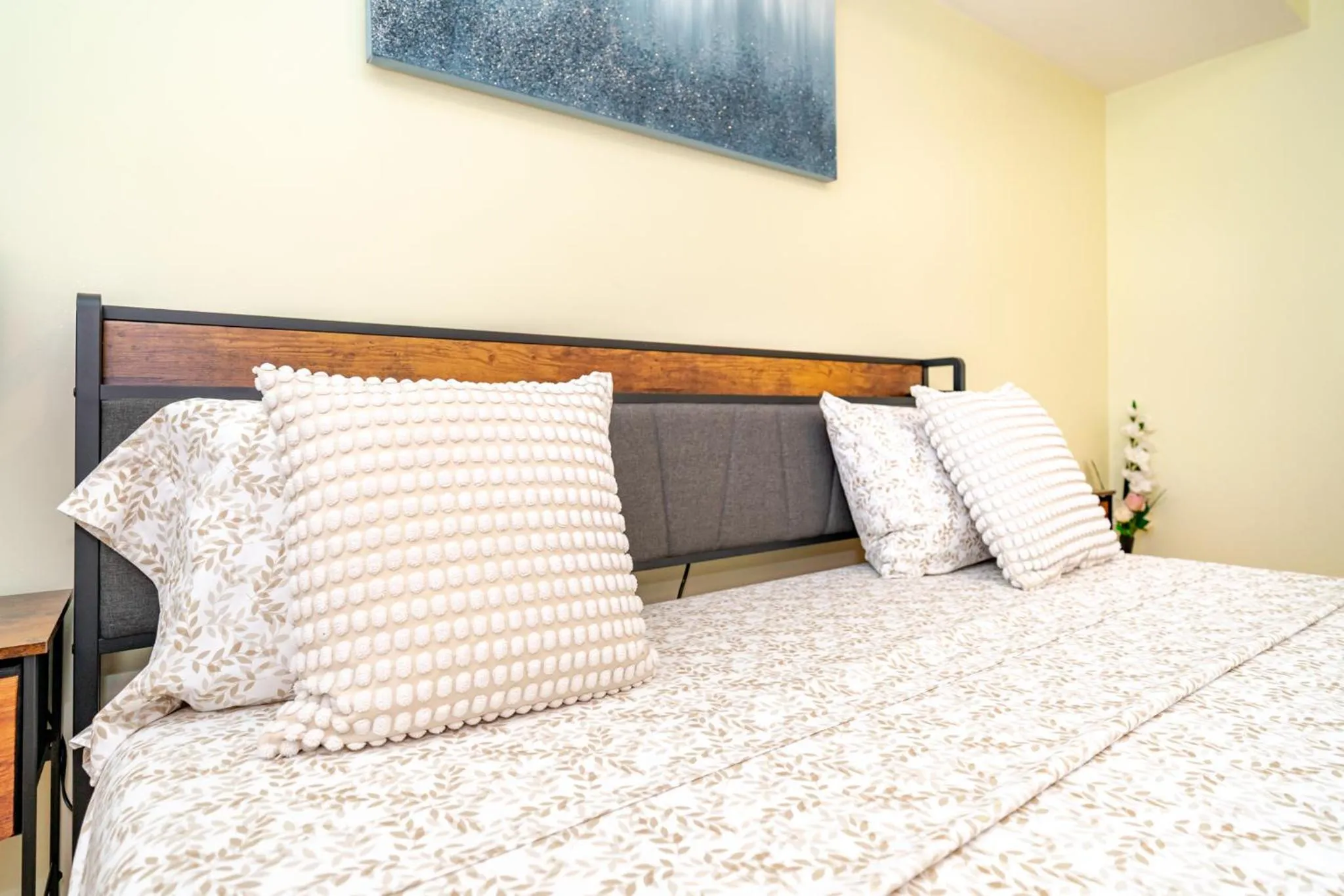 Bed in 39 - 3BR Quincy - Stunning Townhouse near Adams