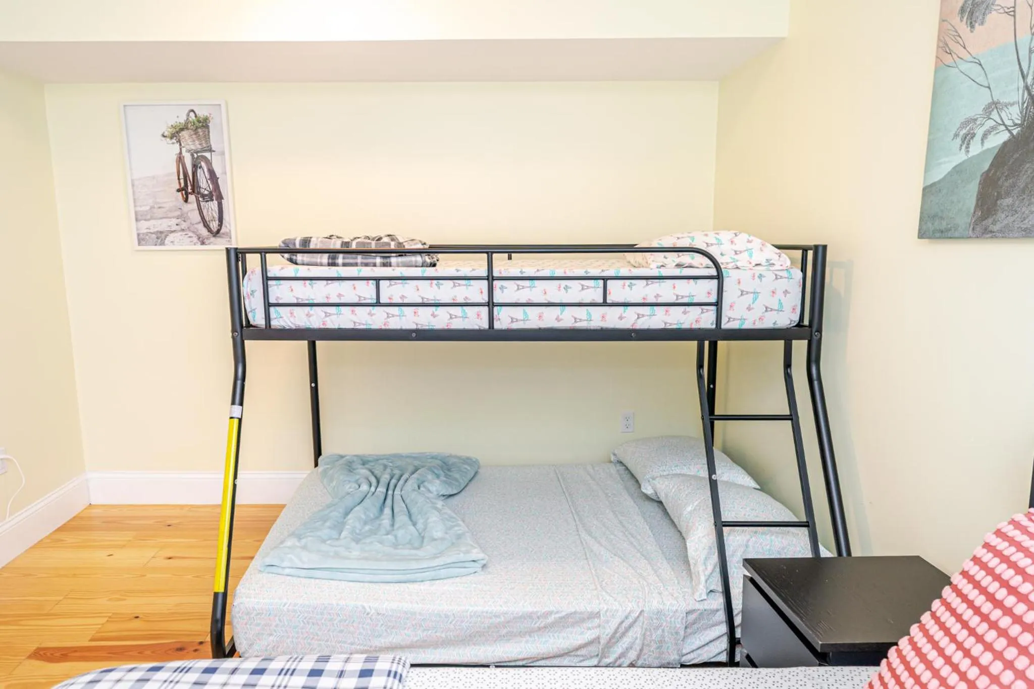 Bed in 39 - 3BR Quincy - Stunning Townhouse near Adams