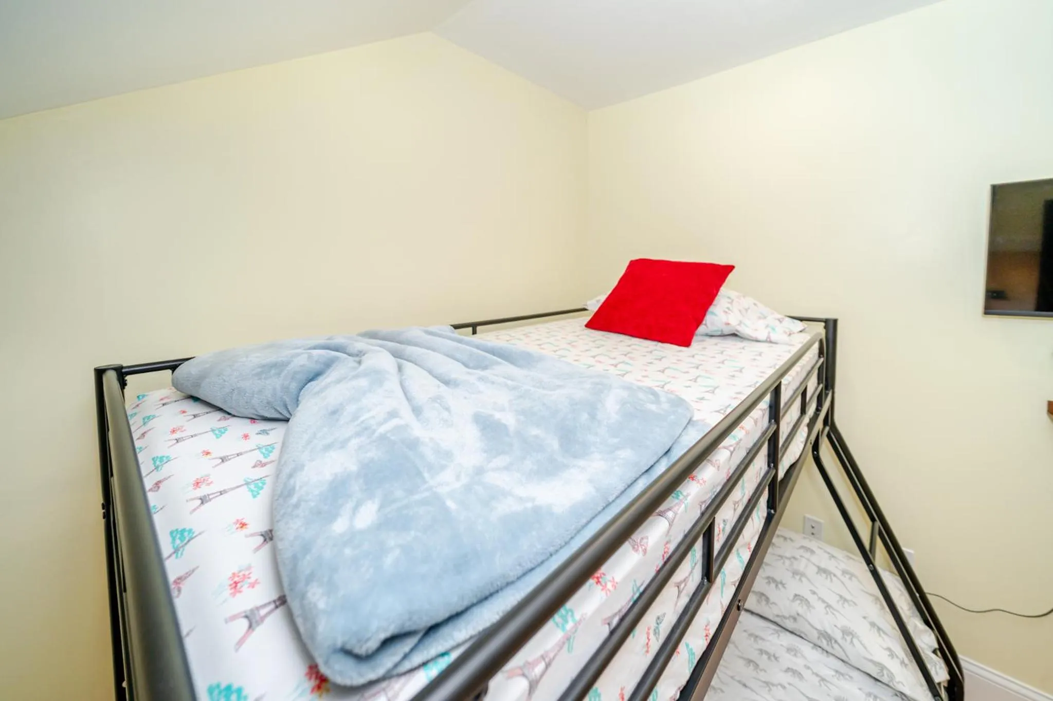 Bed in 39 - 3BR Quincy - Stunning Townhouse near Adams