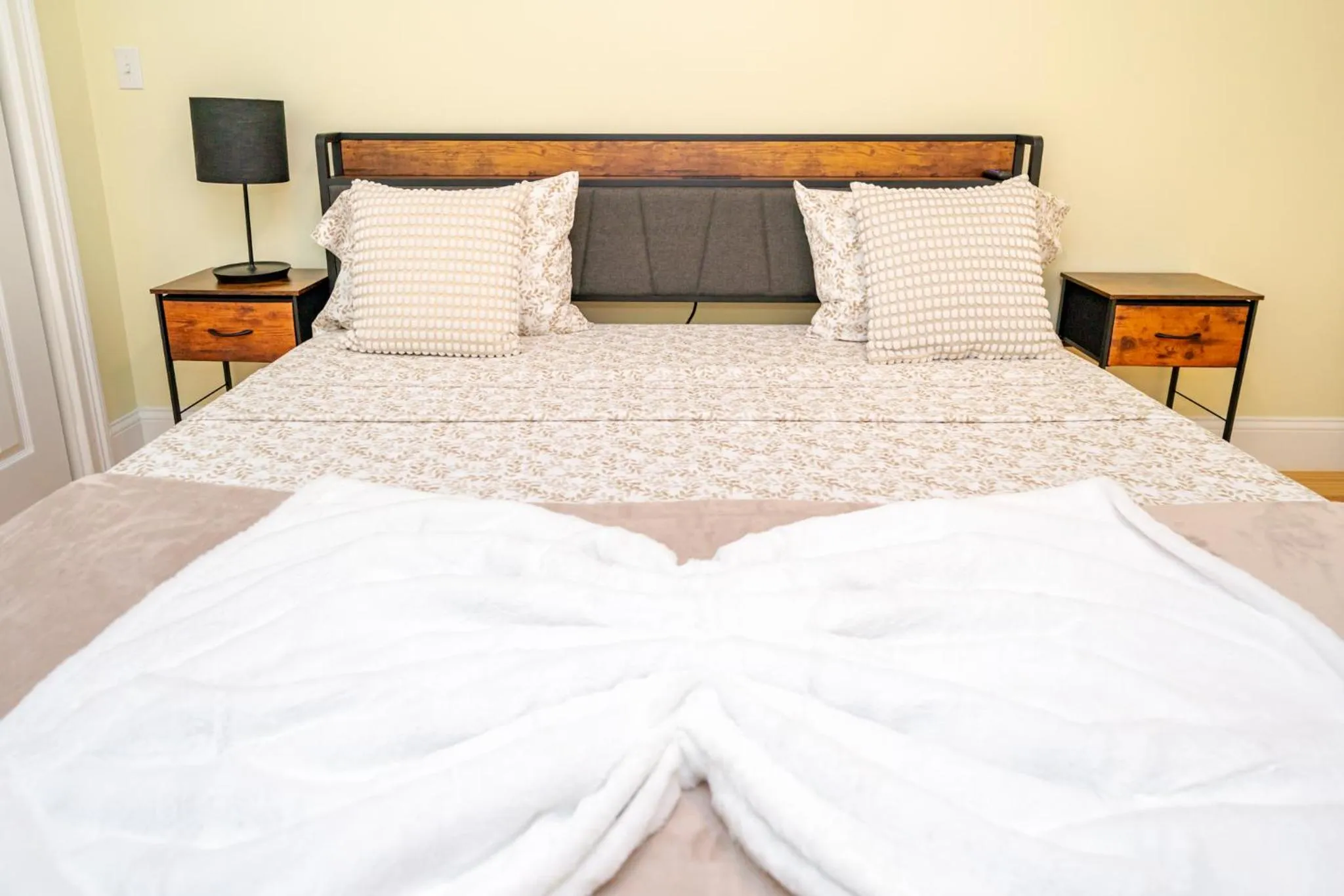 Bed in 39 - 3BR Quincy - Stunning Townhouse near Adams