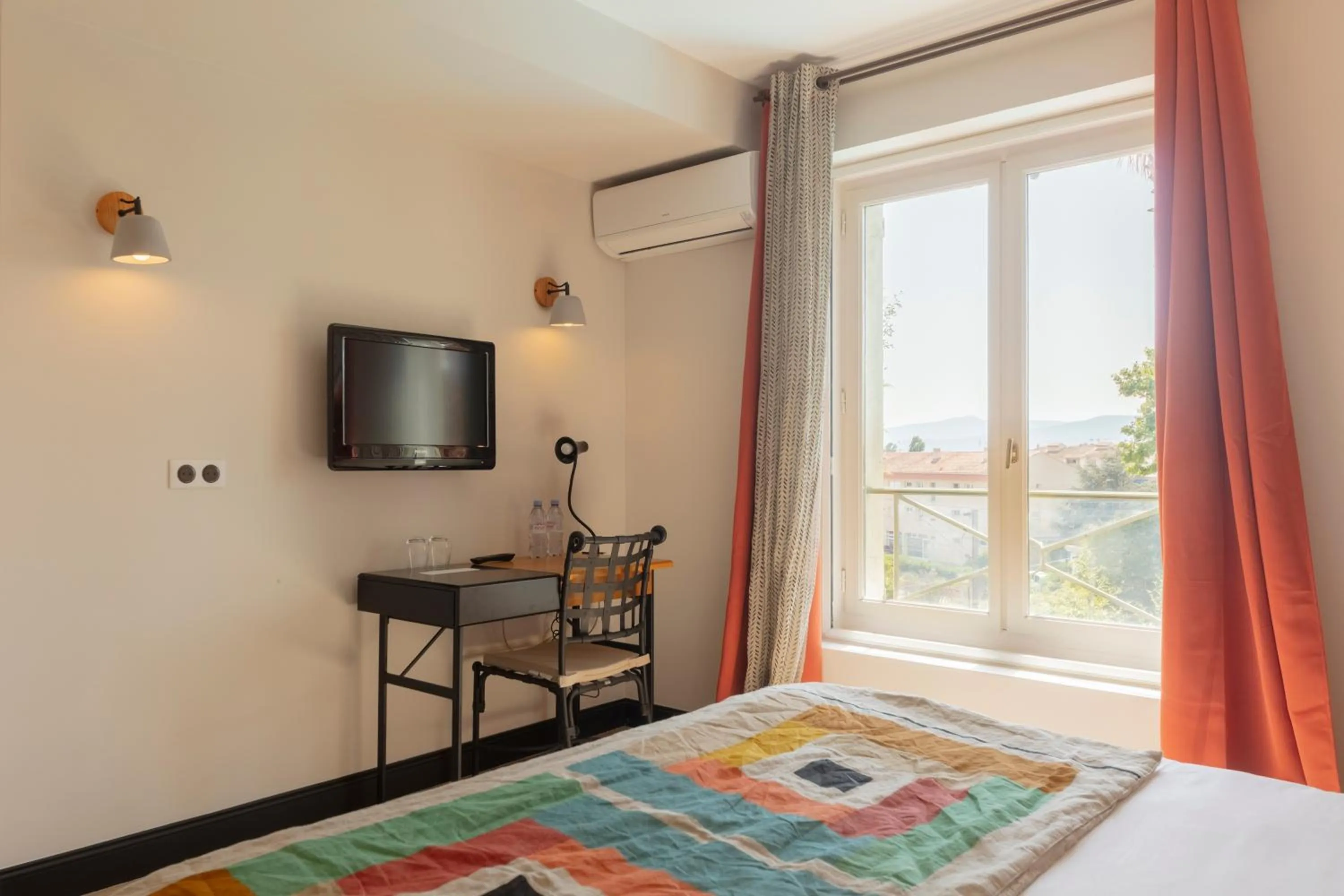 Communal lounge/ TV room, Bed in Hôtel l'Arena