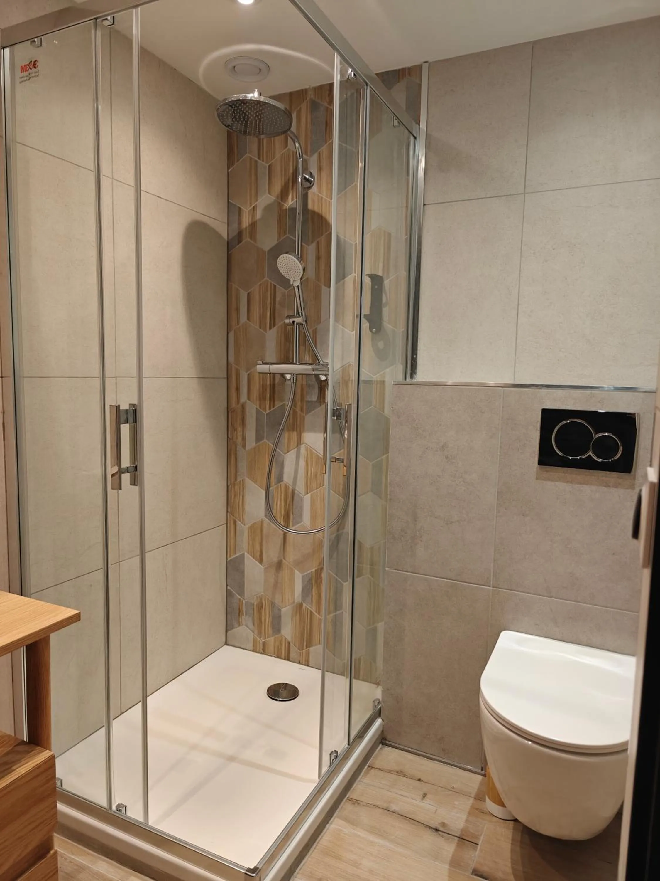 Shower in Hôtel l'Arena