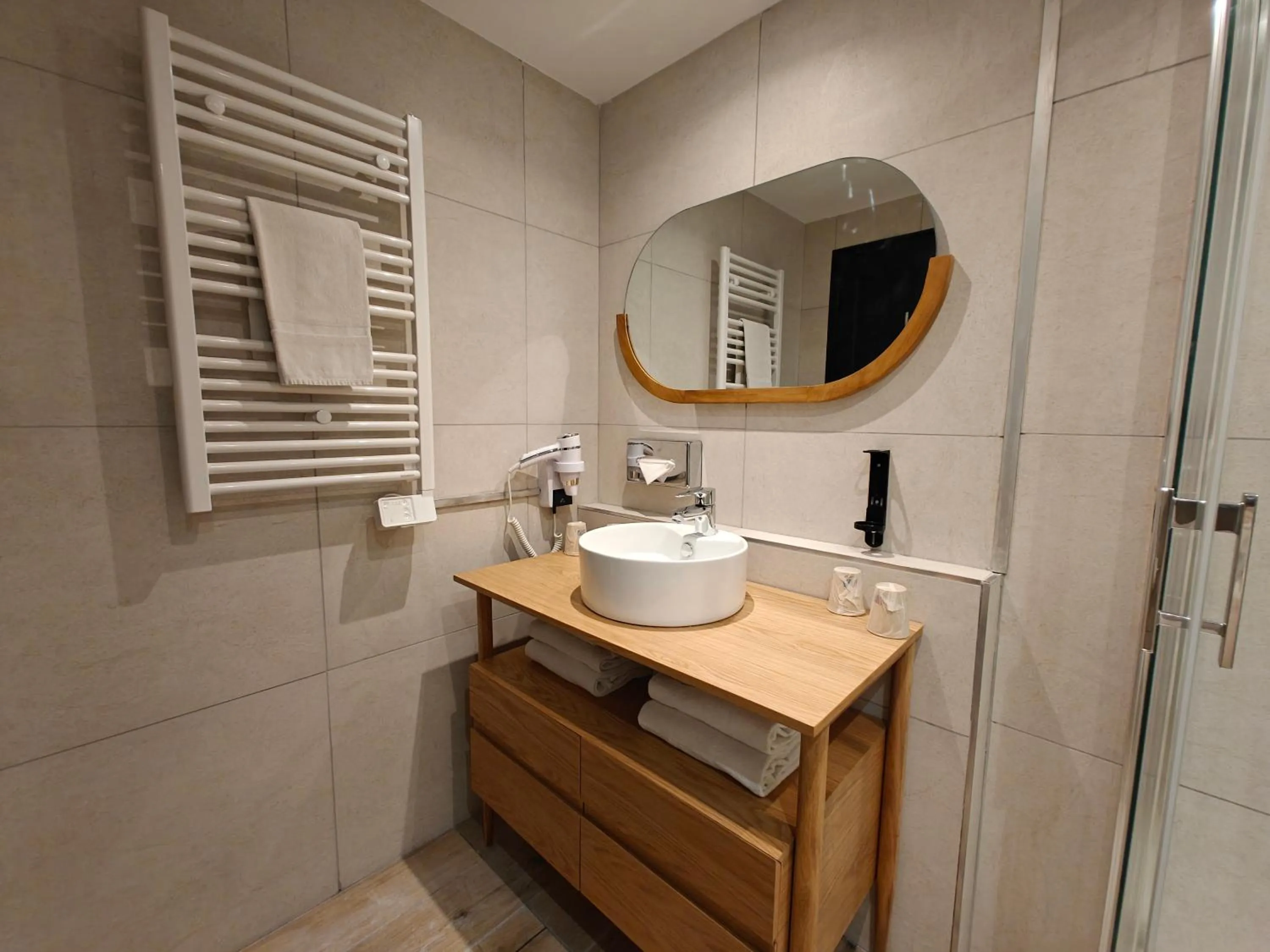 Shower in Hôtel l'Arena