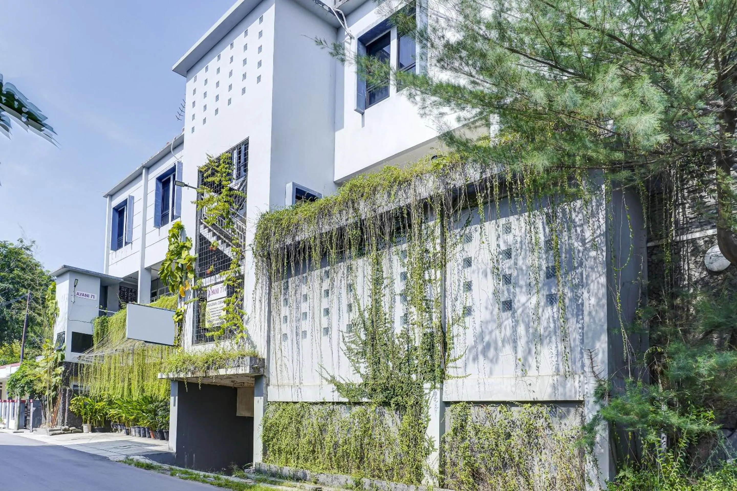 Facade/entrance in OYO Life 91205 Rindang Guesthouse Syariah