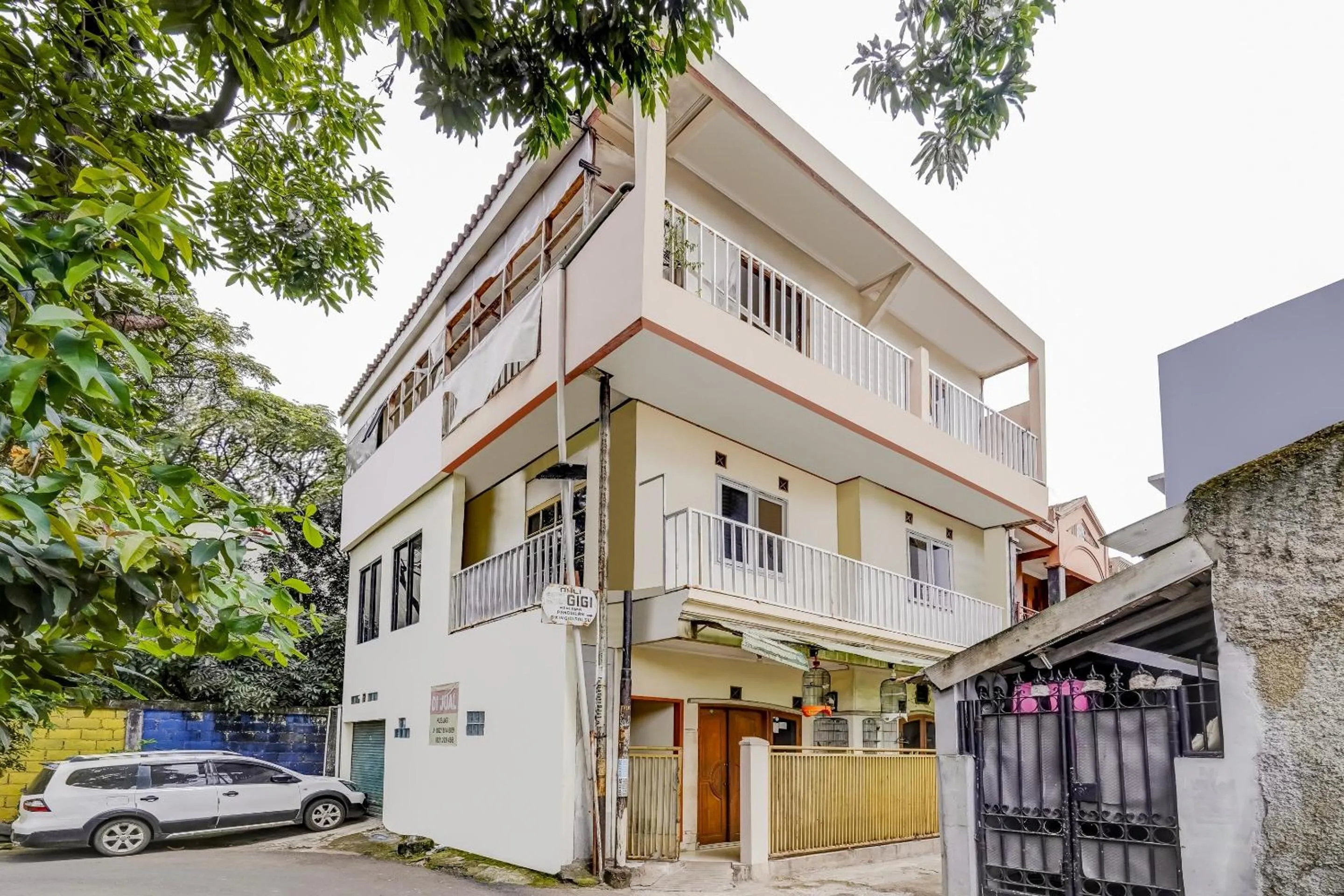 Facade/entrance in SPOT ON 91186 Losmen Yanti