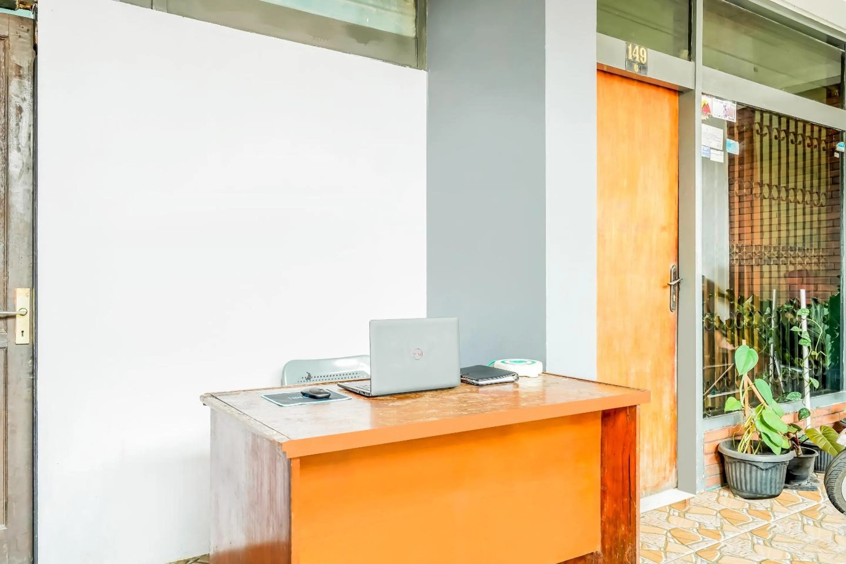 Lobby or reception in SPOT ON 91186 Losmen Yanti