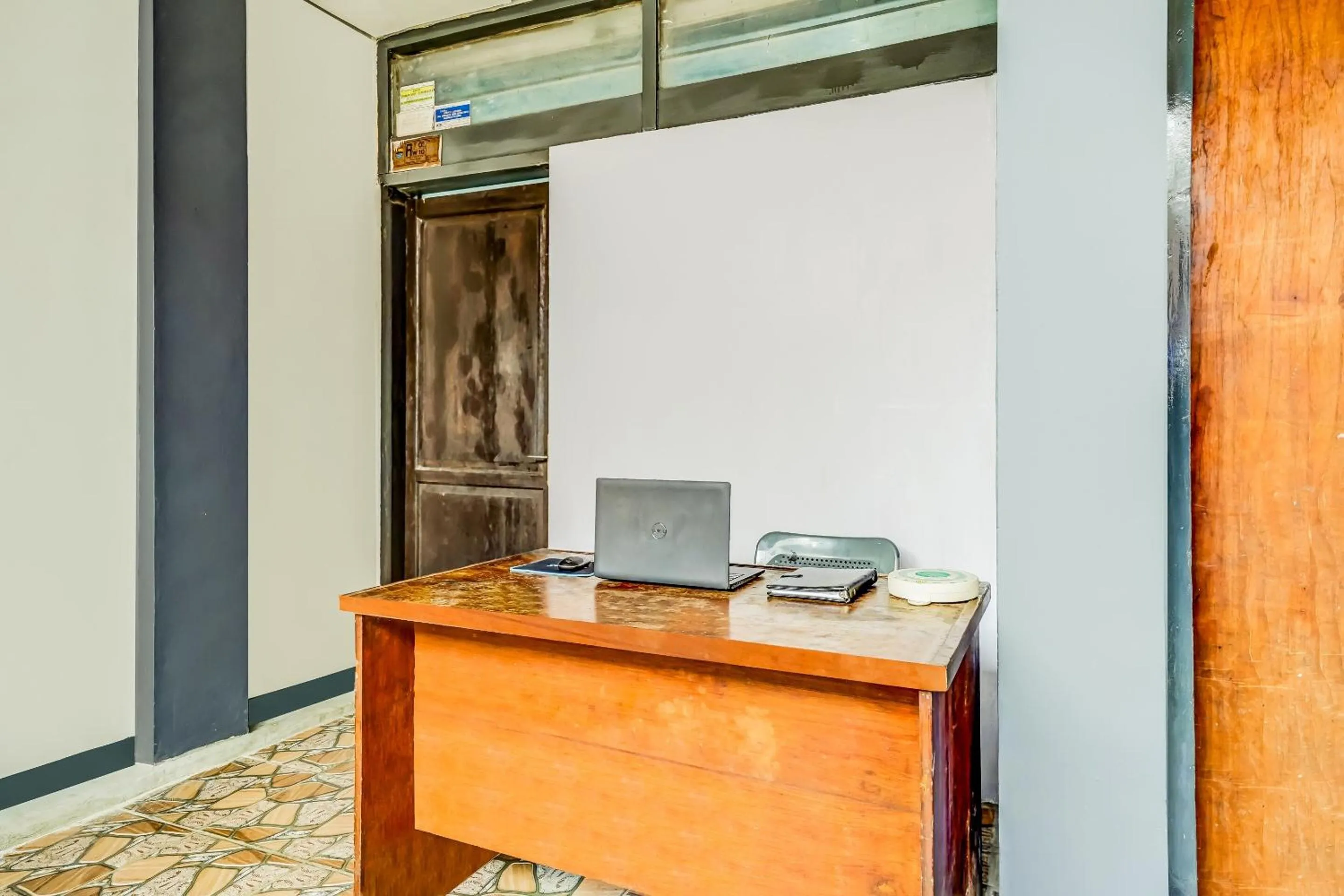 Lobby or reception in SPOT ON 91186 Losmen Yanti