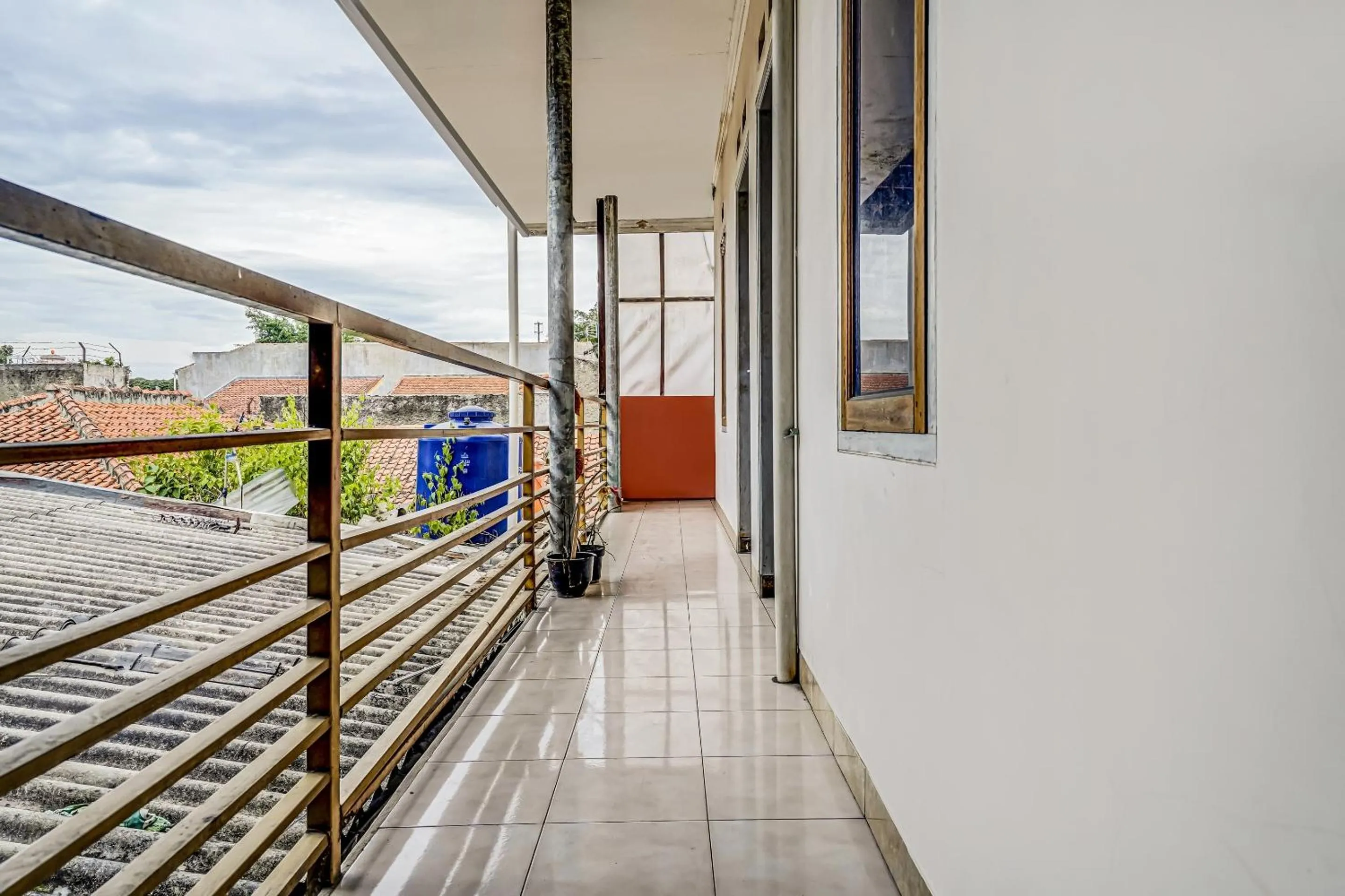 Lobby or reception in SPOT ON 91186 Losmen Yanti