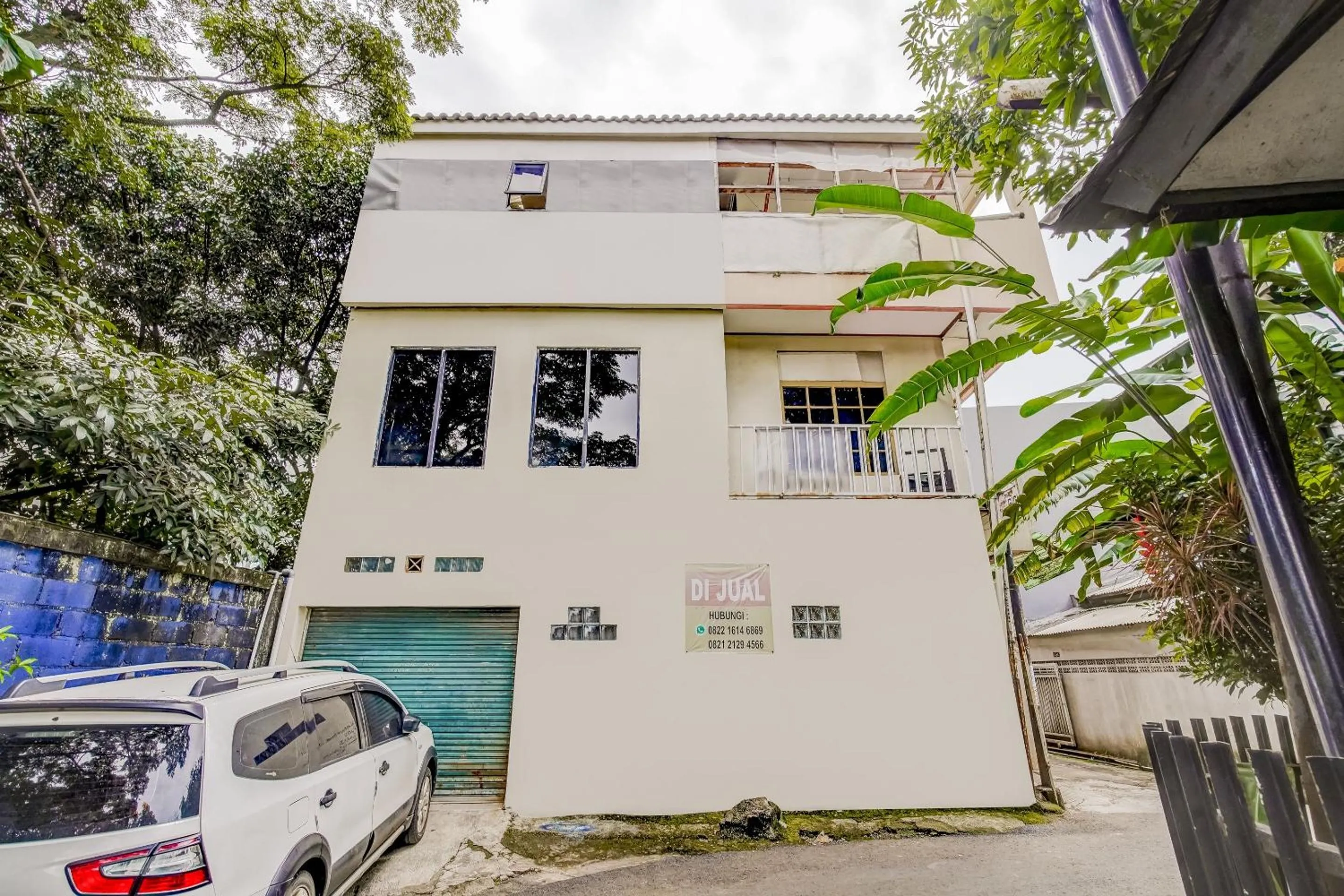 Facade/entrance in SPOT ON 91186 Losmen Yanti