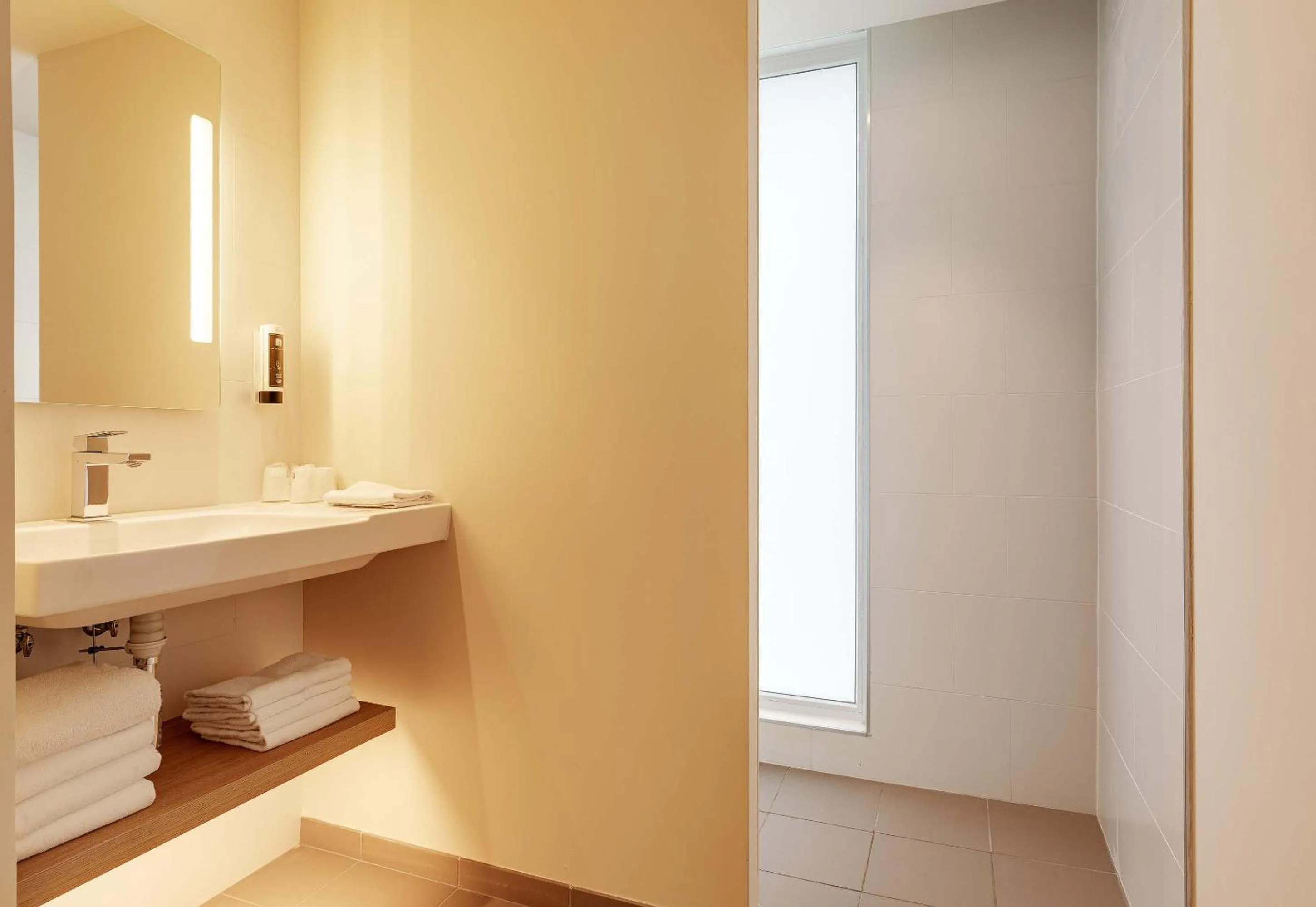 Shower in B&B HOTEL Lille Lillenium Eurasanté