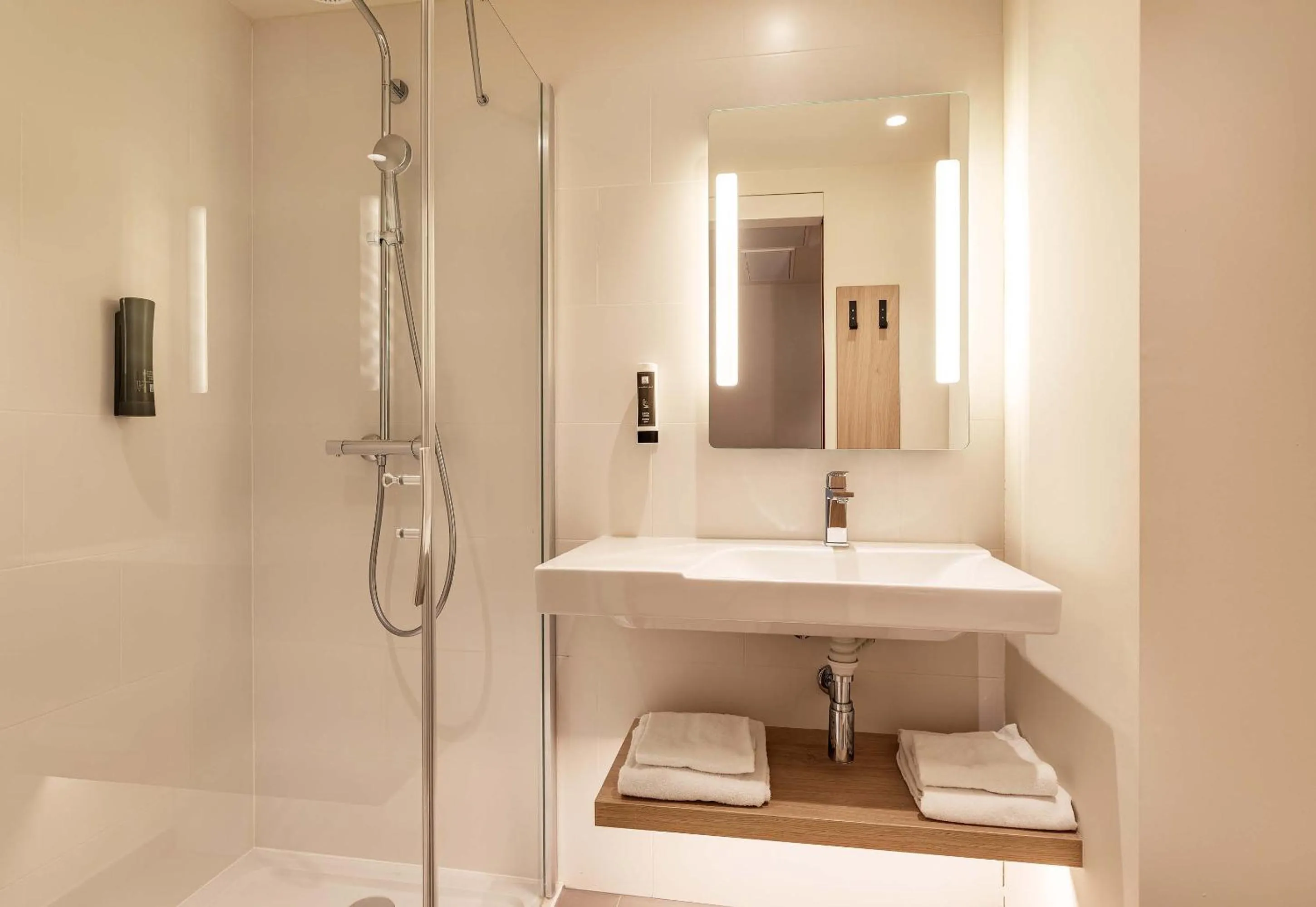 Shower in B&B HOTEL Lille Lillenium Eurasanté