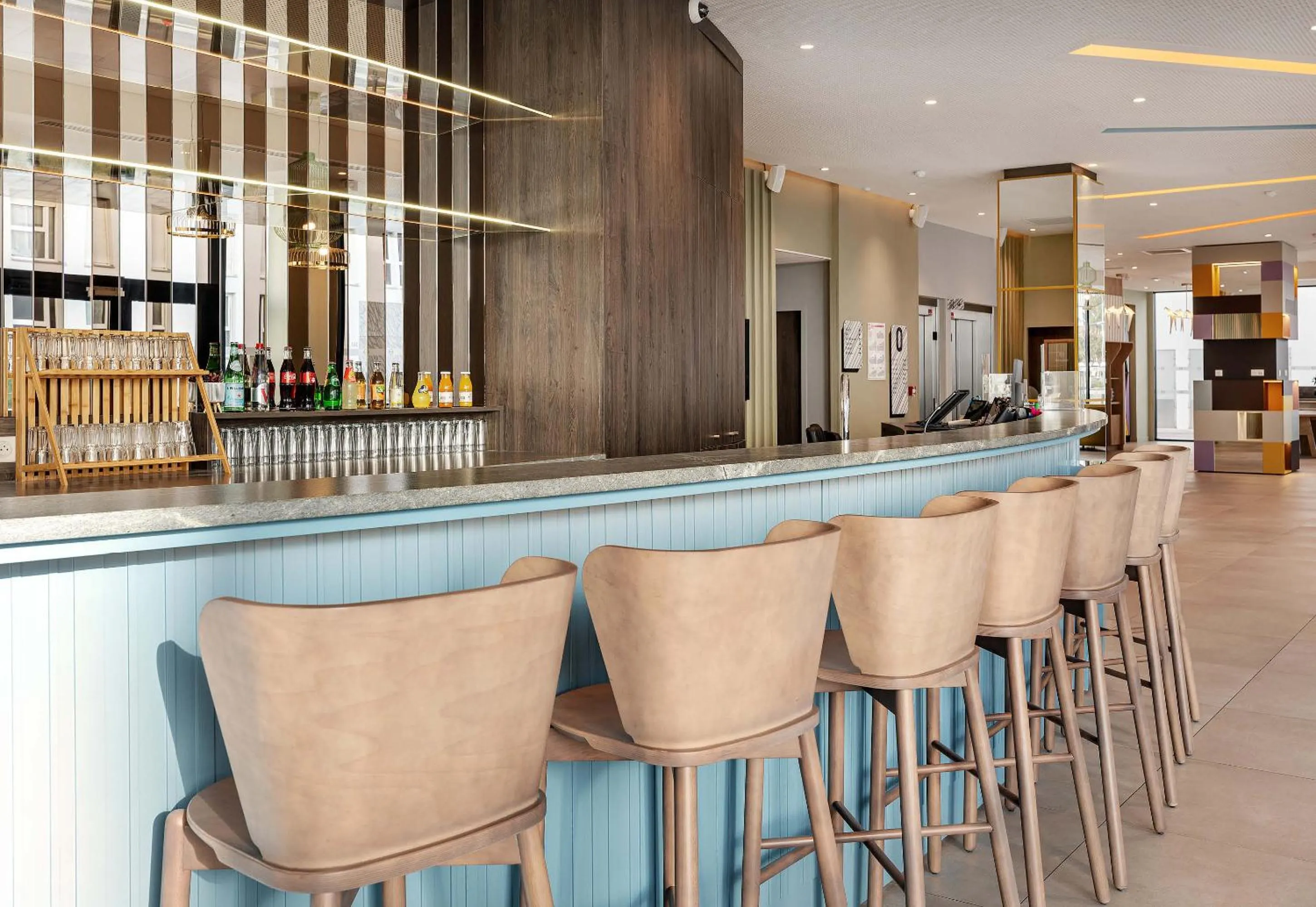 Lounge or bar in B&B HOTEL Lille Lillenium Eurasanté