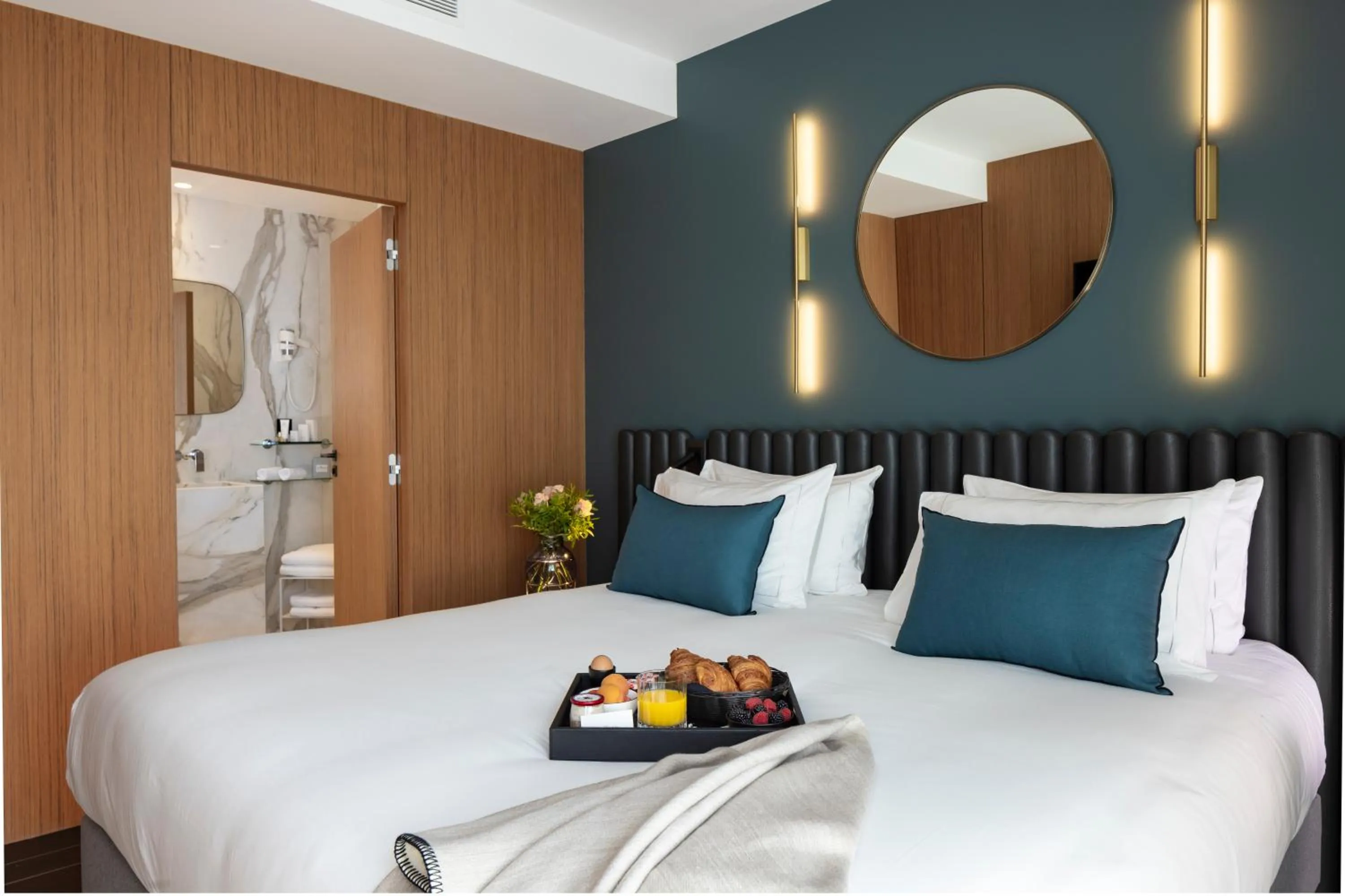 Toilet, Bed in Howard sur Seine - Asnieres Paris La Defense