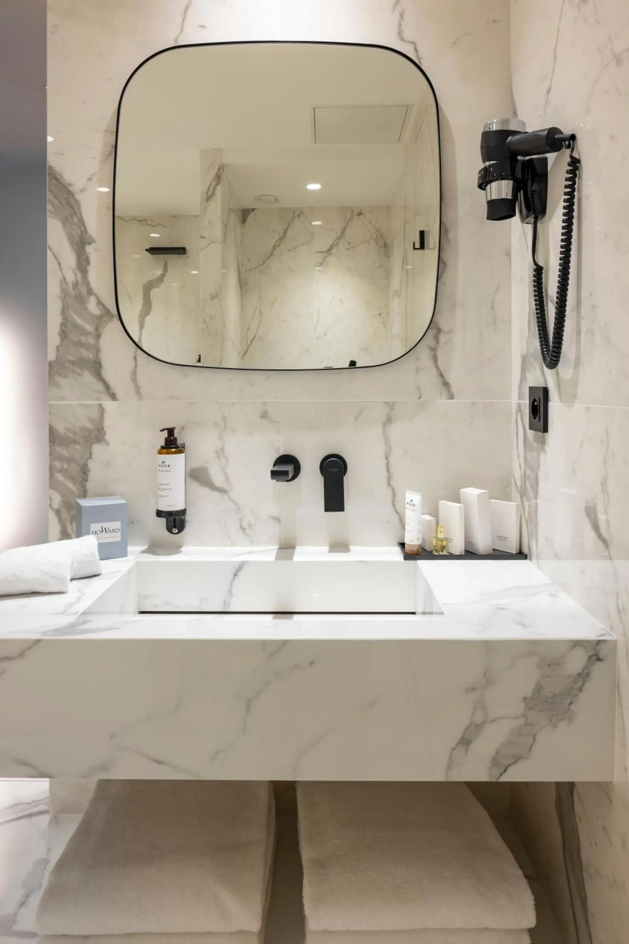 Superior Suite in Howard sur Seine - Asnieres Paris La Defense Superior Suite in Howard sur Seine - Asnieres Paris La Defense