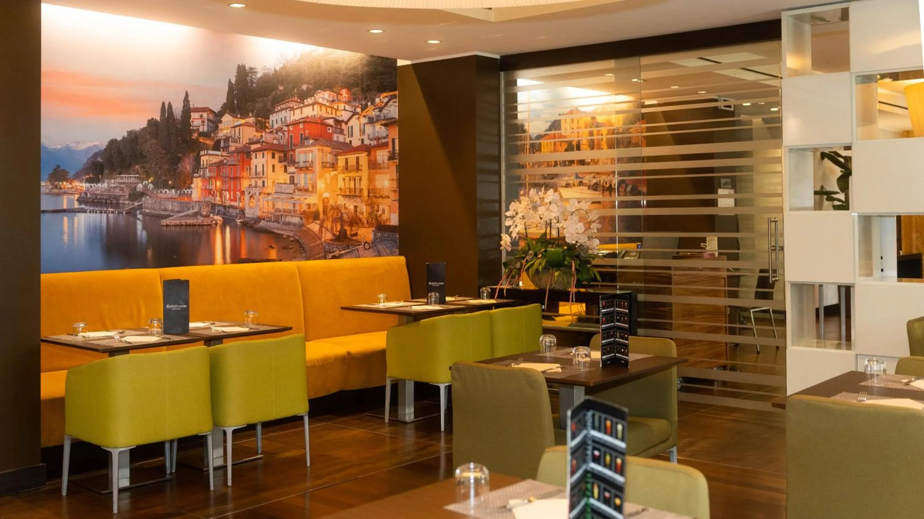 Restaurant/places to eat in Hotel Cruise