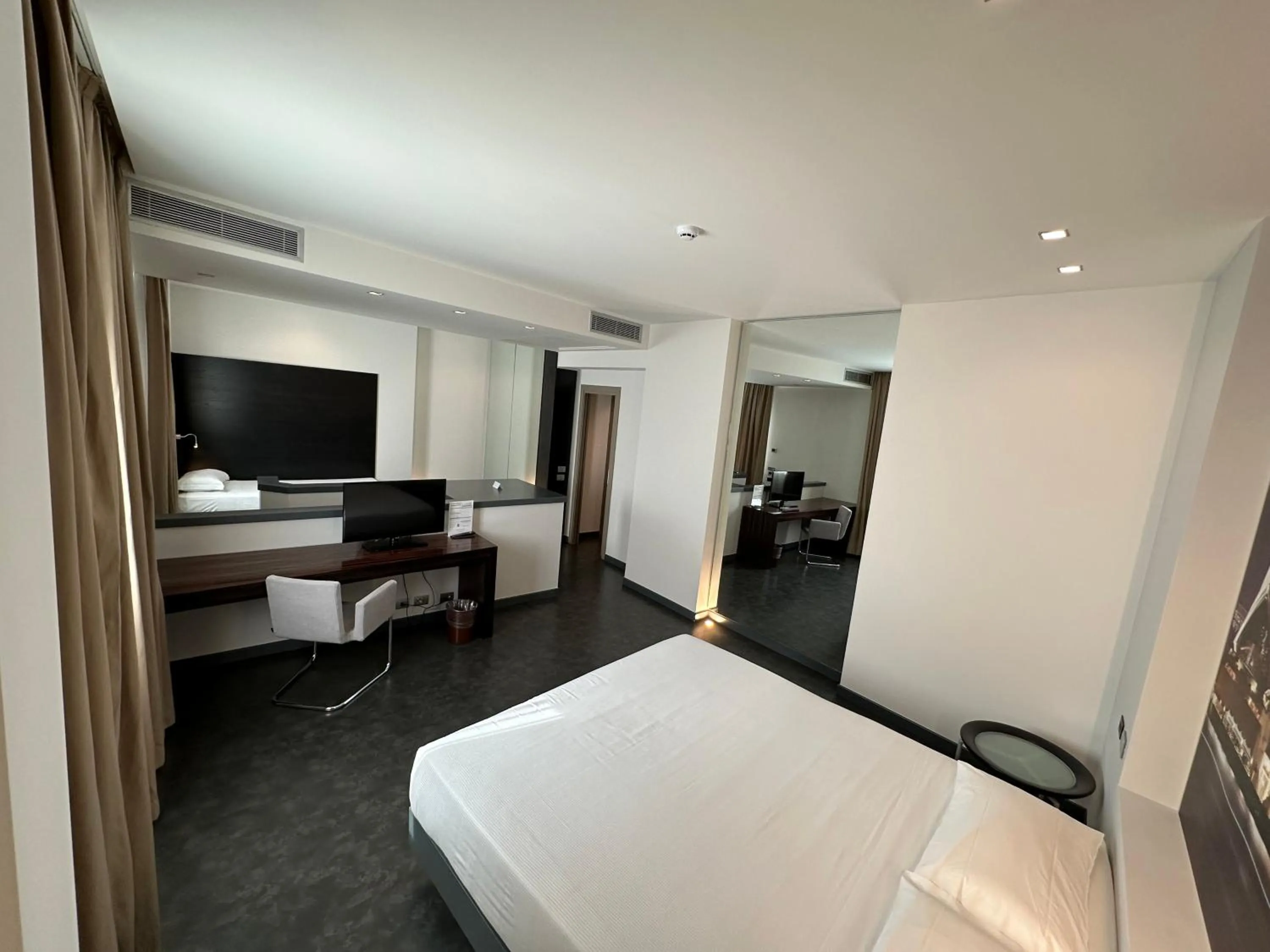 Bedroom, Bed in Hotel Cruise