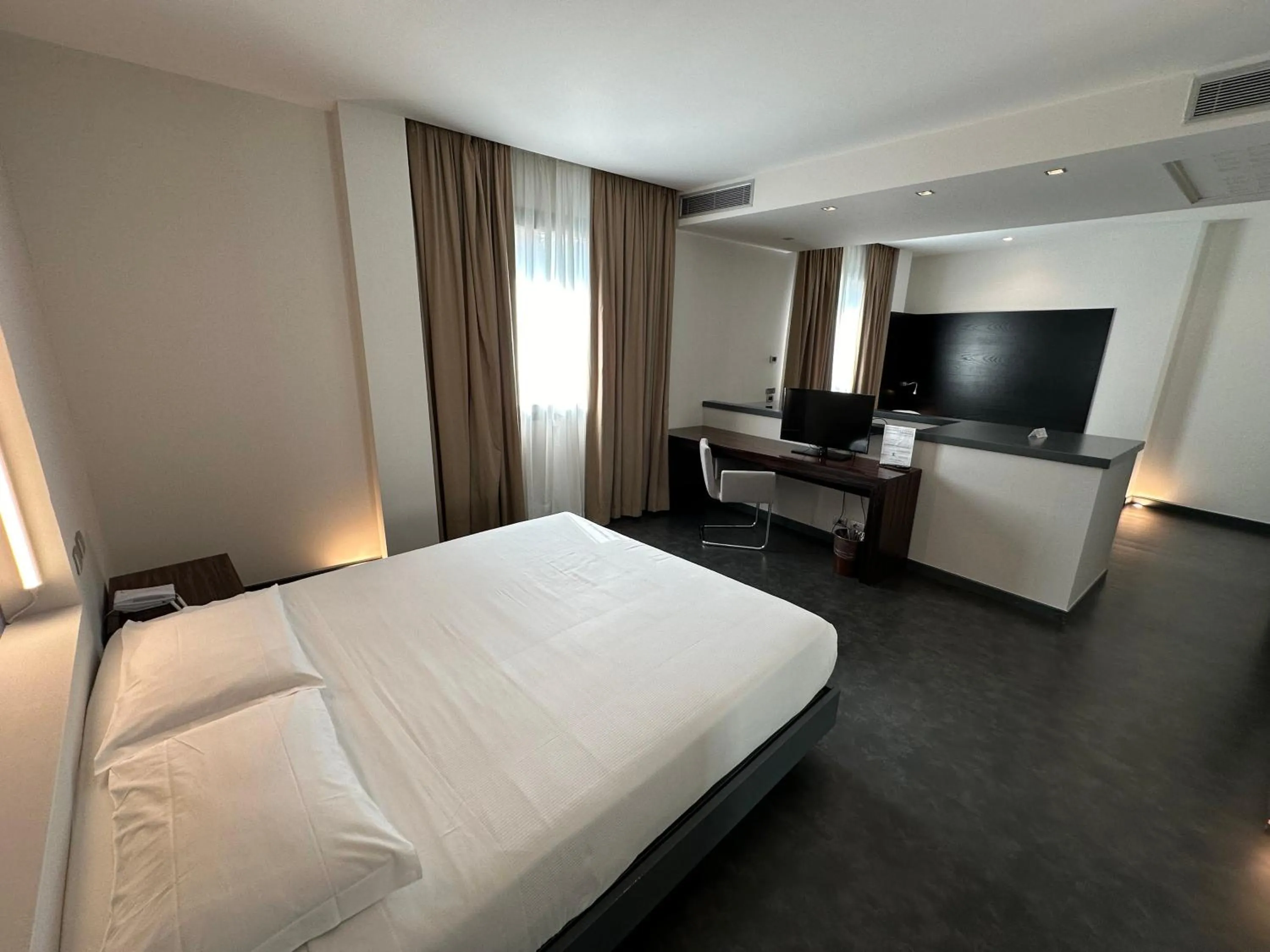 Bedroom, Bed in Hotel Cruise