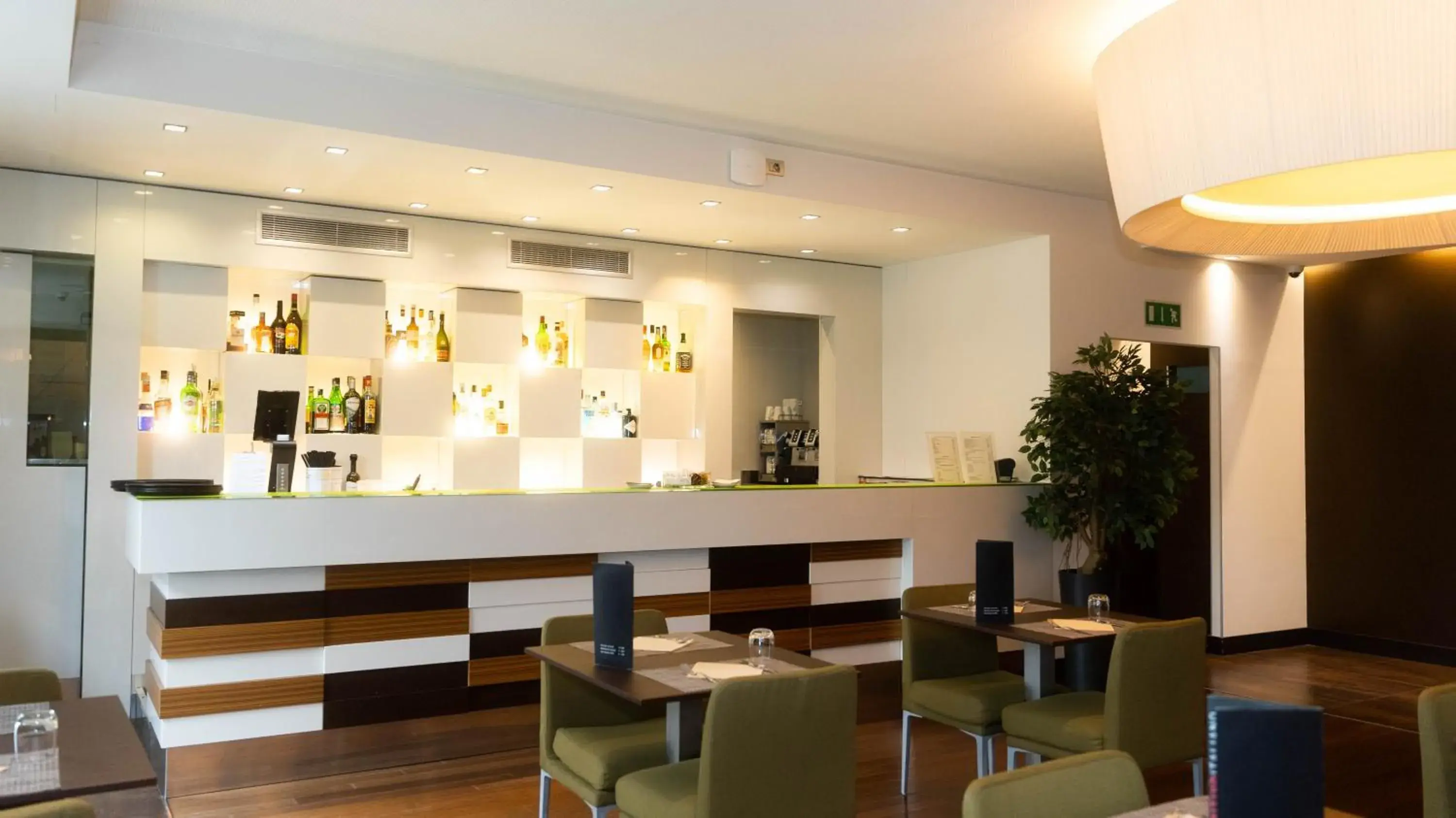 Restaurant/places to eat in Hotel Cruise Restaurant/places to eat in Hotel Cruise