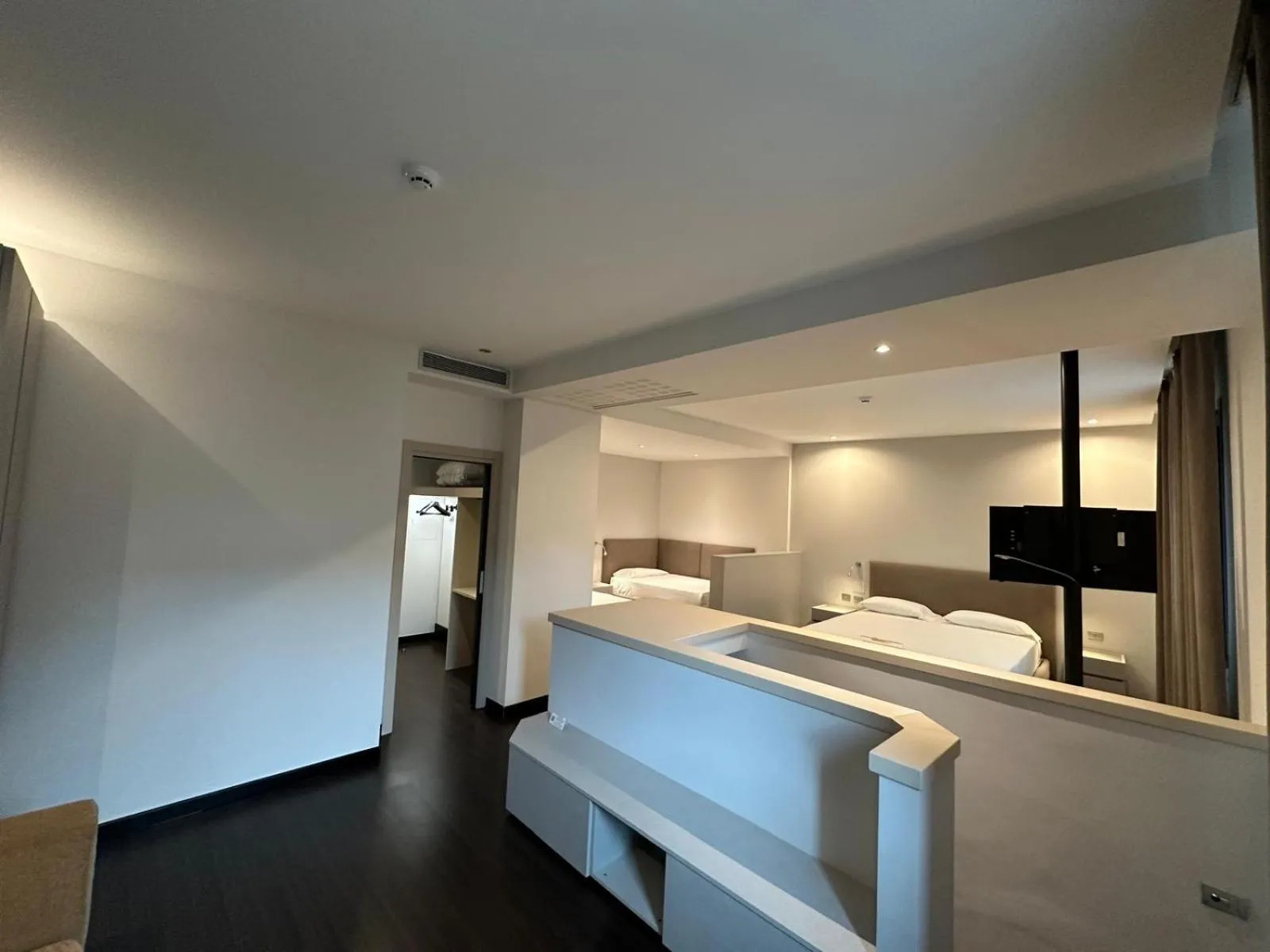 Photo of the whole room, Bed in Hotel Cruise