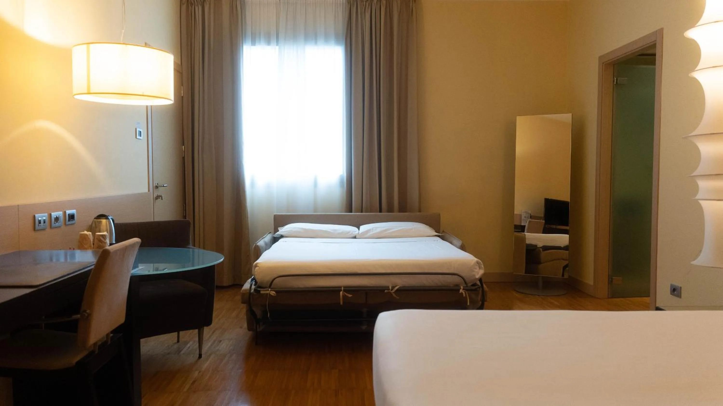 Bedroom, Bed in Hotel Cruise