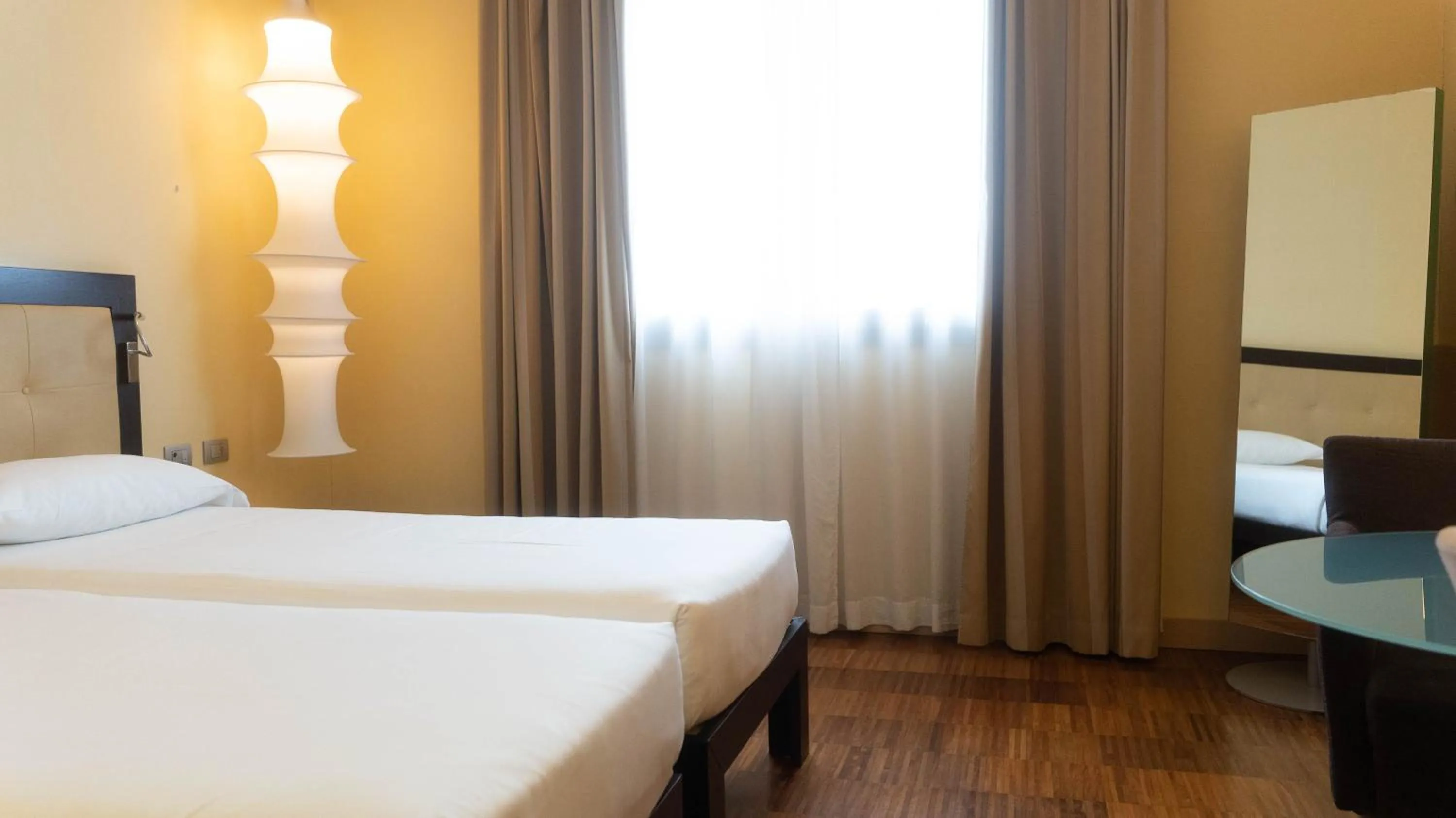 Bedroom, Bed in Hotel Cruise