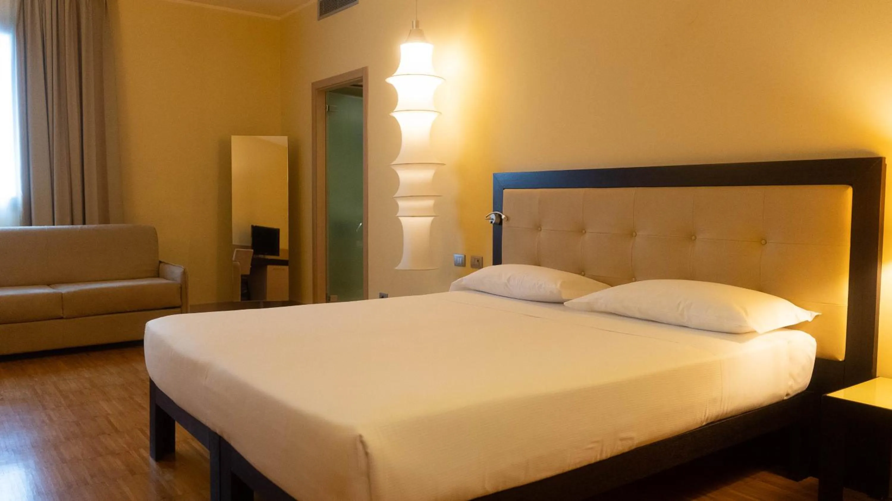 Bedroom, Bed in Hotel Cruise