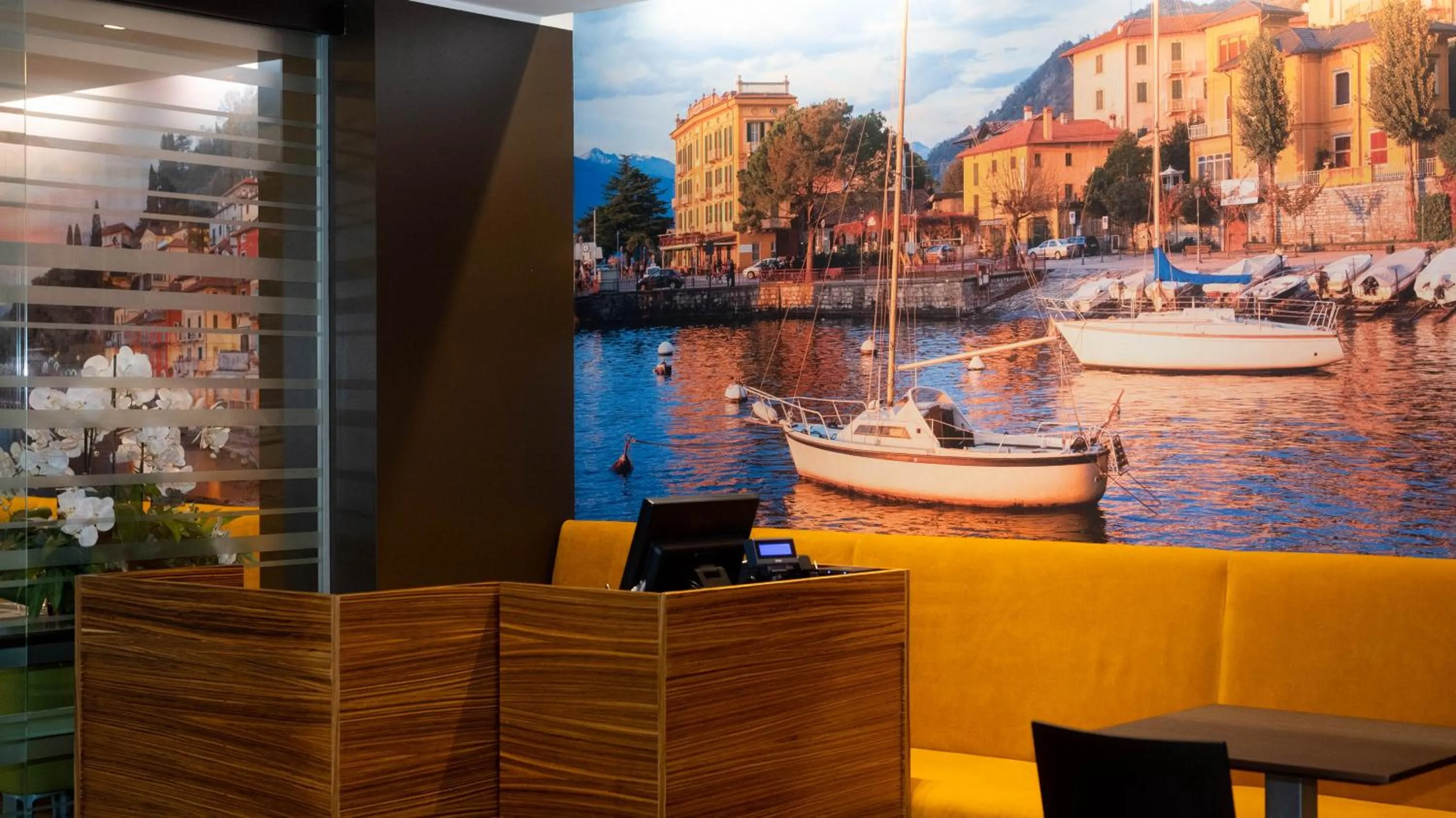 Restaurant/places to eat in Hotel Cruise