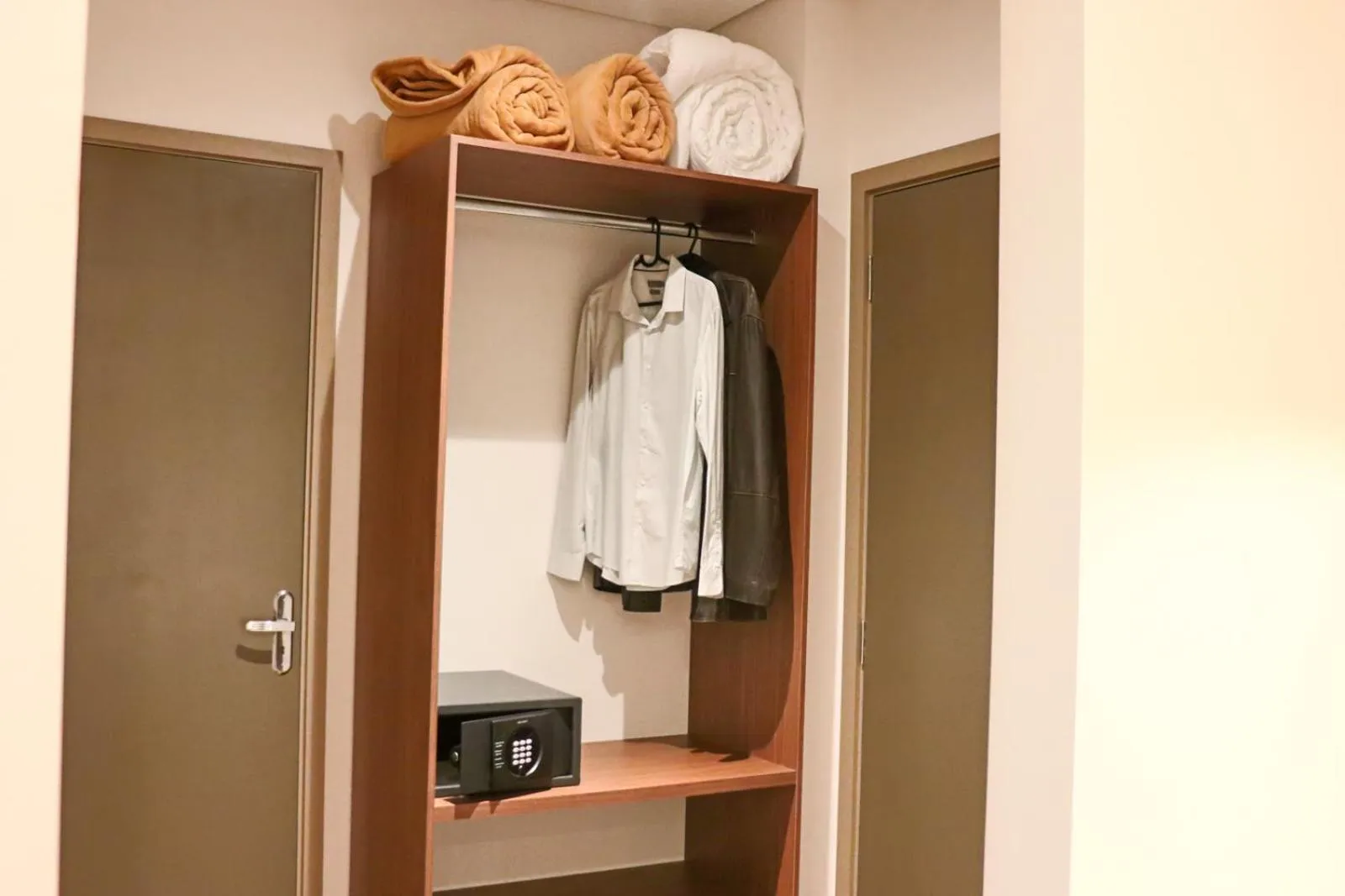 wardrobe in Porto das Asas Park Hotel