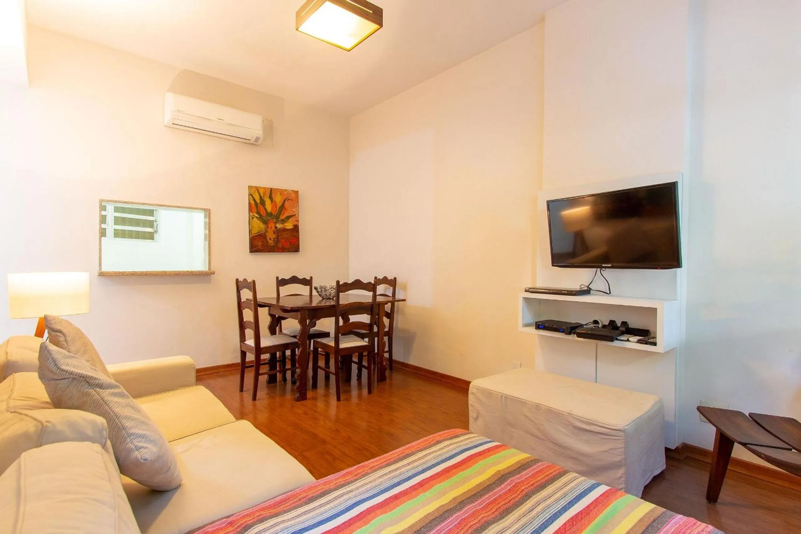 Communal lounge/ TV room in Ipanema: 2Qtos Confortável, Ao Lado da Praia