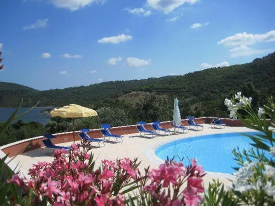 Pool view in Hotel Valkarana Country Relais