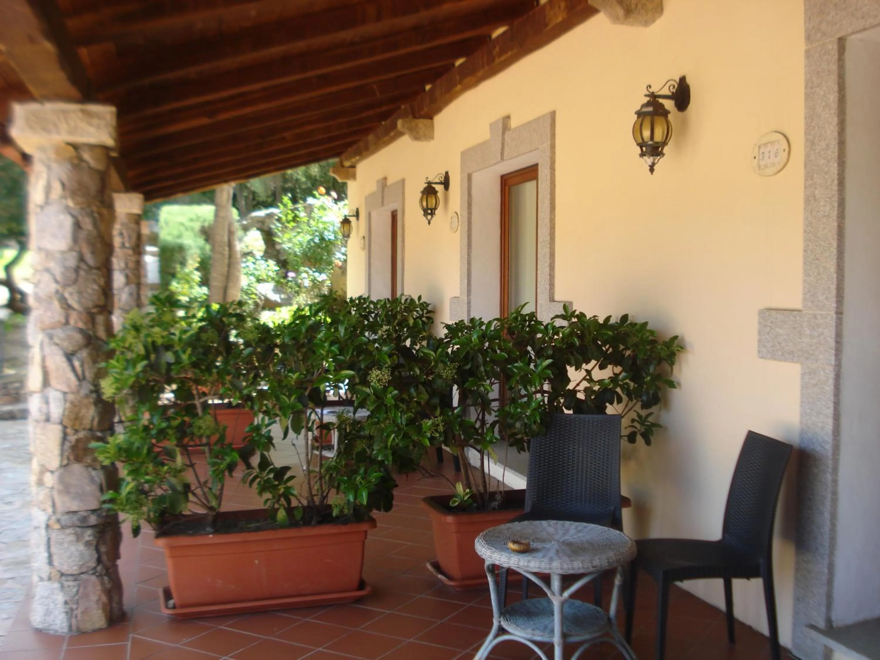 Patio in Hotel Valkarana Country Relais