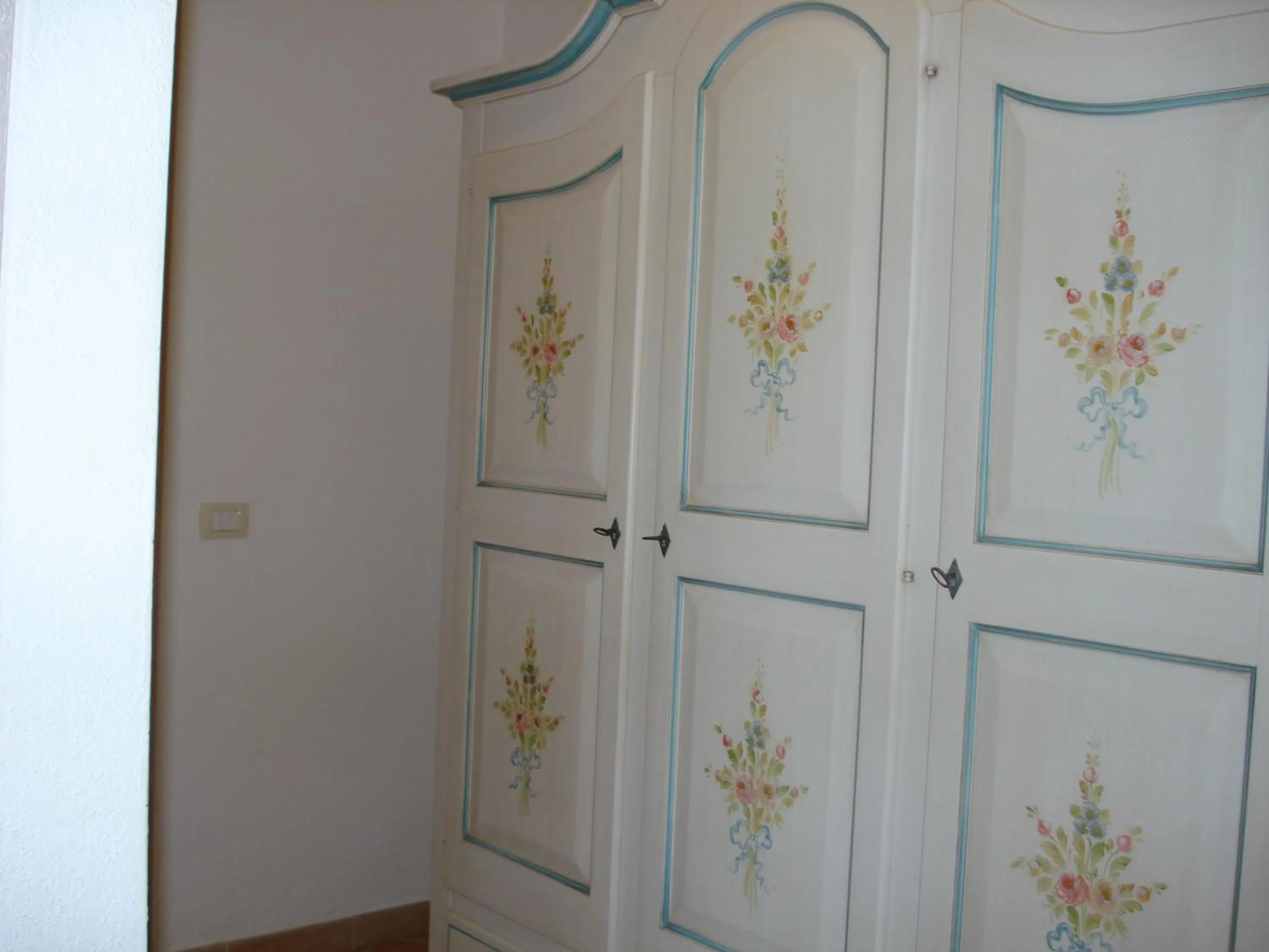 wardrobe in Hotel Valkarana Country Relais