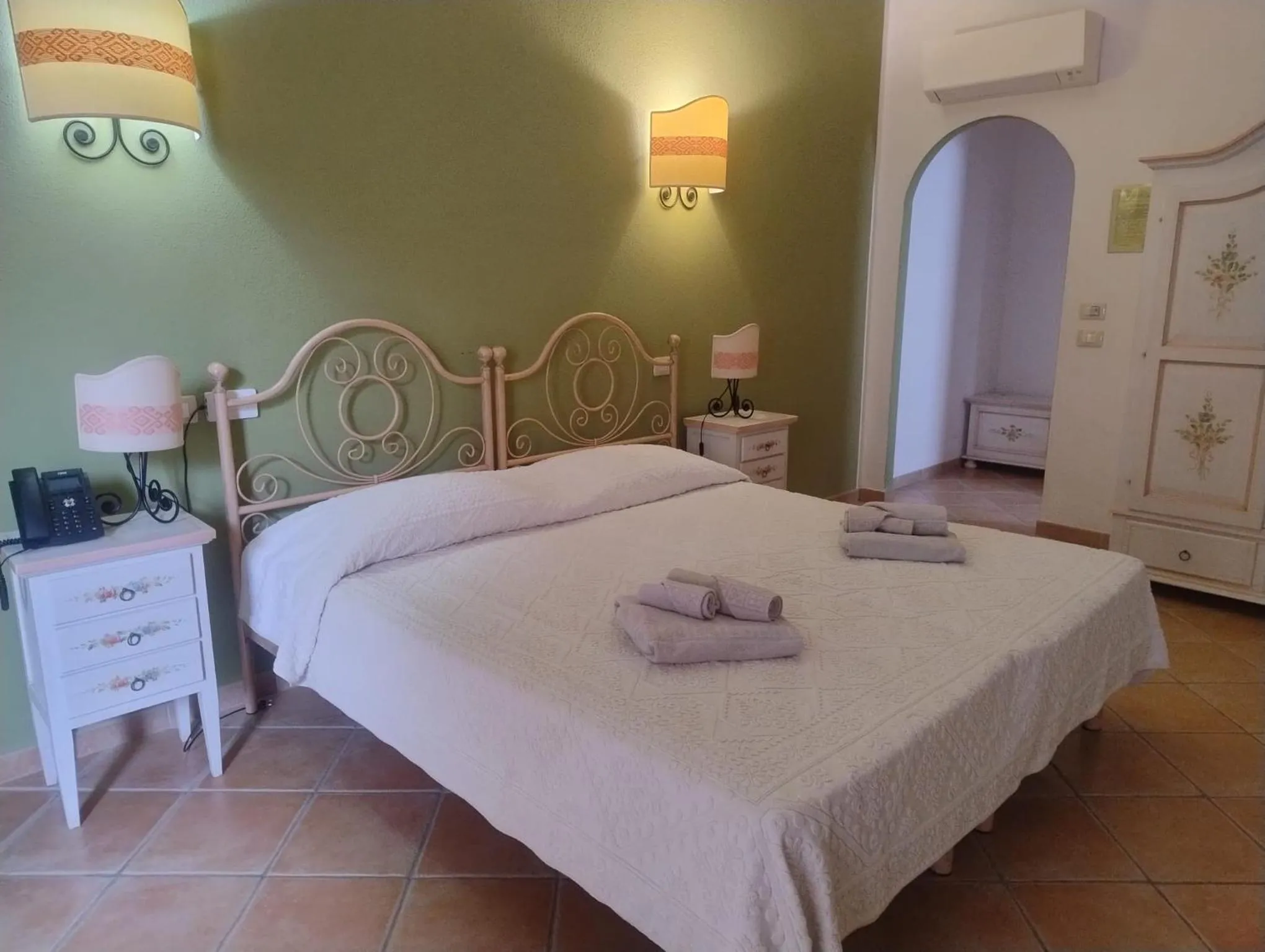 Bed in Hotel Valkarana Country Relais