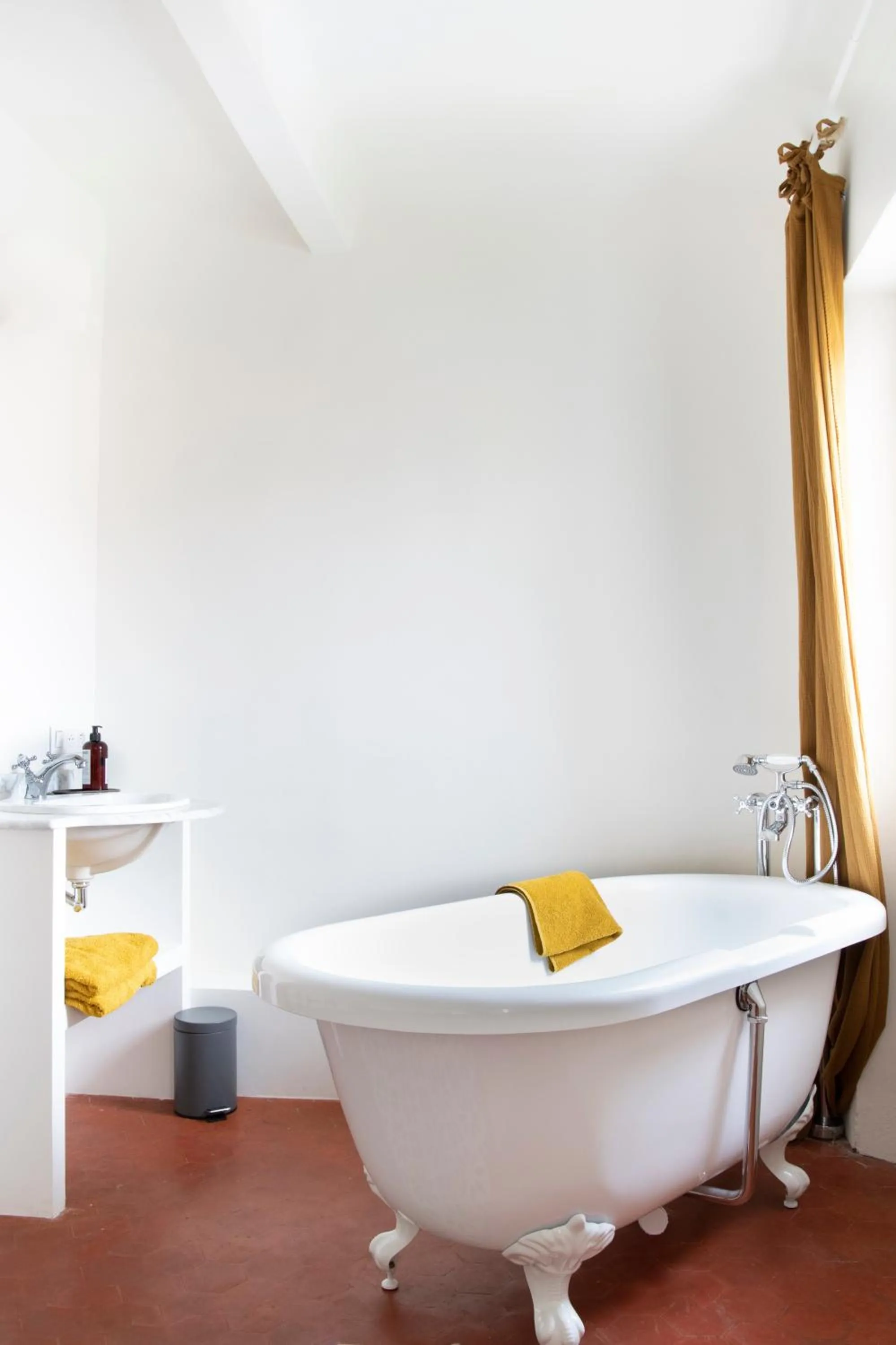 Bathroom, Bed in Maison Sumiane