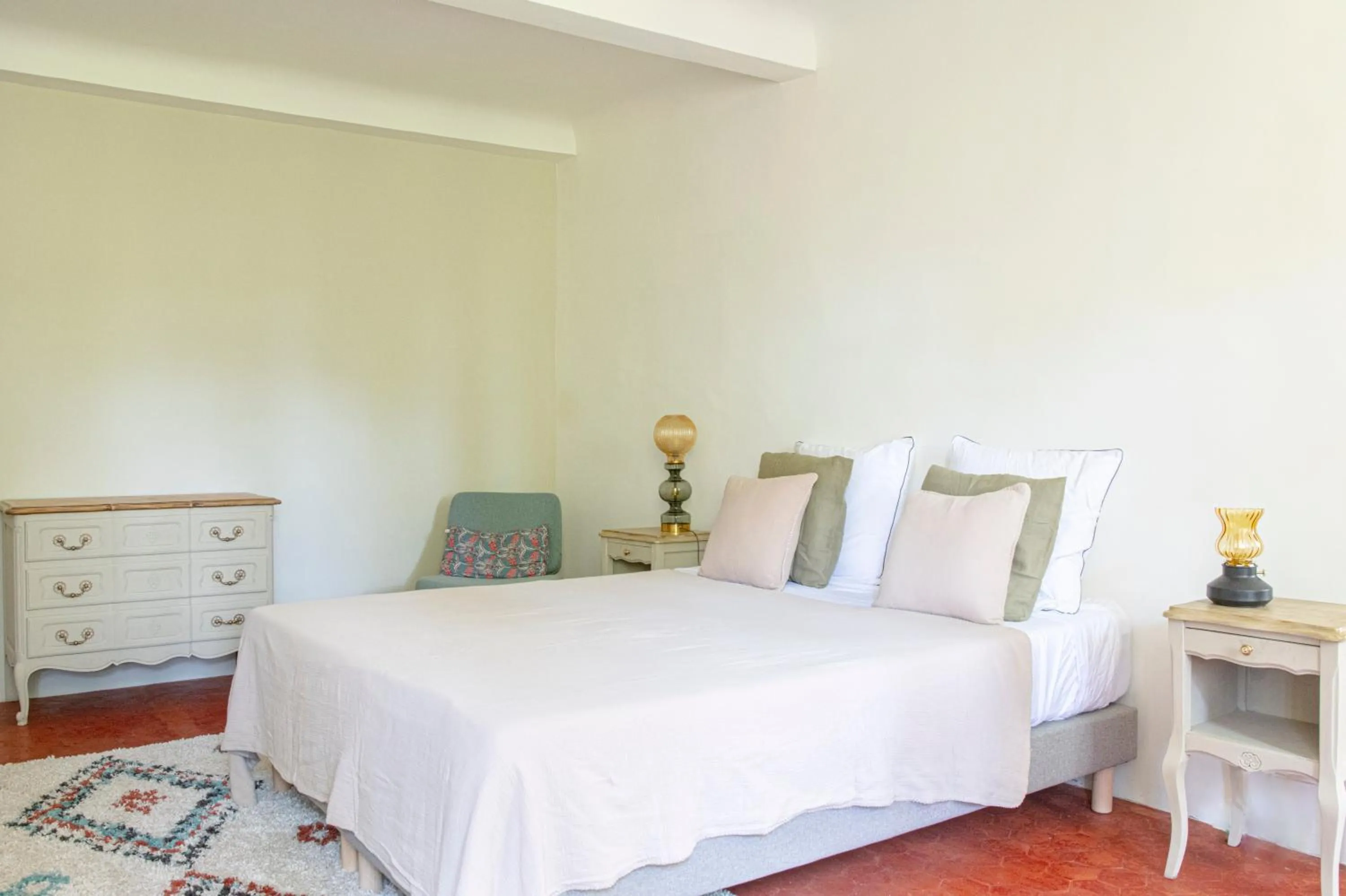 Bedroom, Bed in Maison Sumiane - Maison d hotes et locations avec piscine