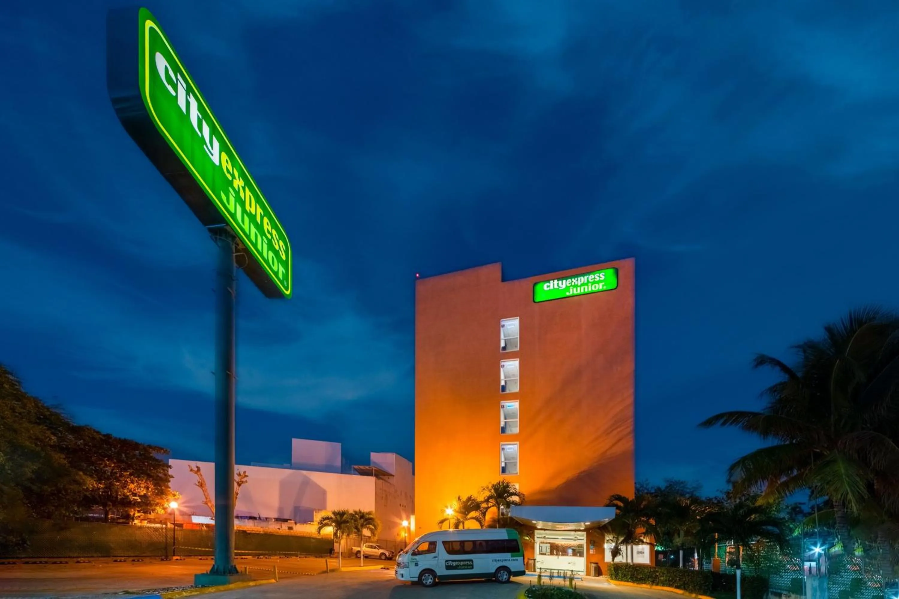 Property building in City Express Junior by Marriott Ciudad del Carmen