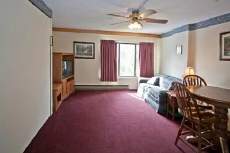 Living room, Bed in Silver Creek Lodge