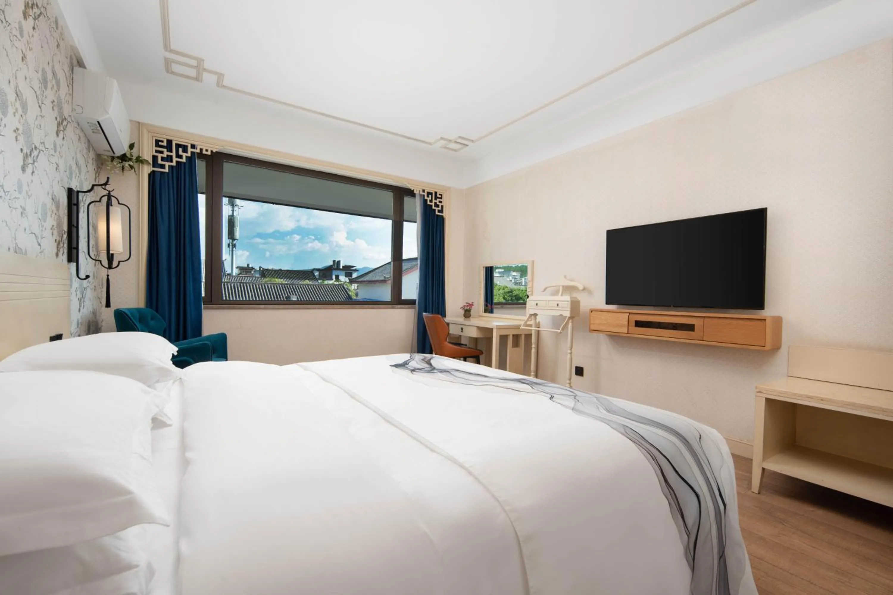 Photo of the whole room, Bed in Huama SSAW Hotel Lijiang