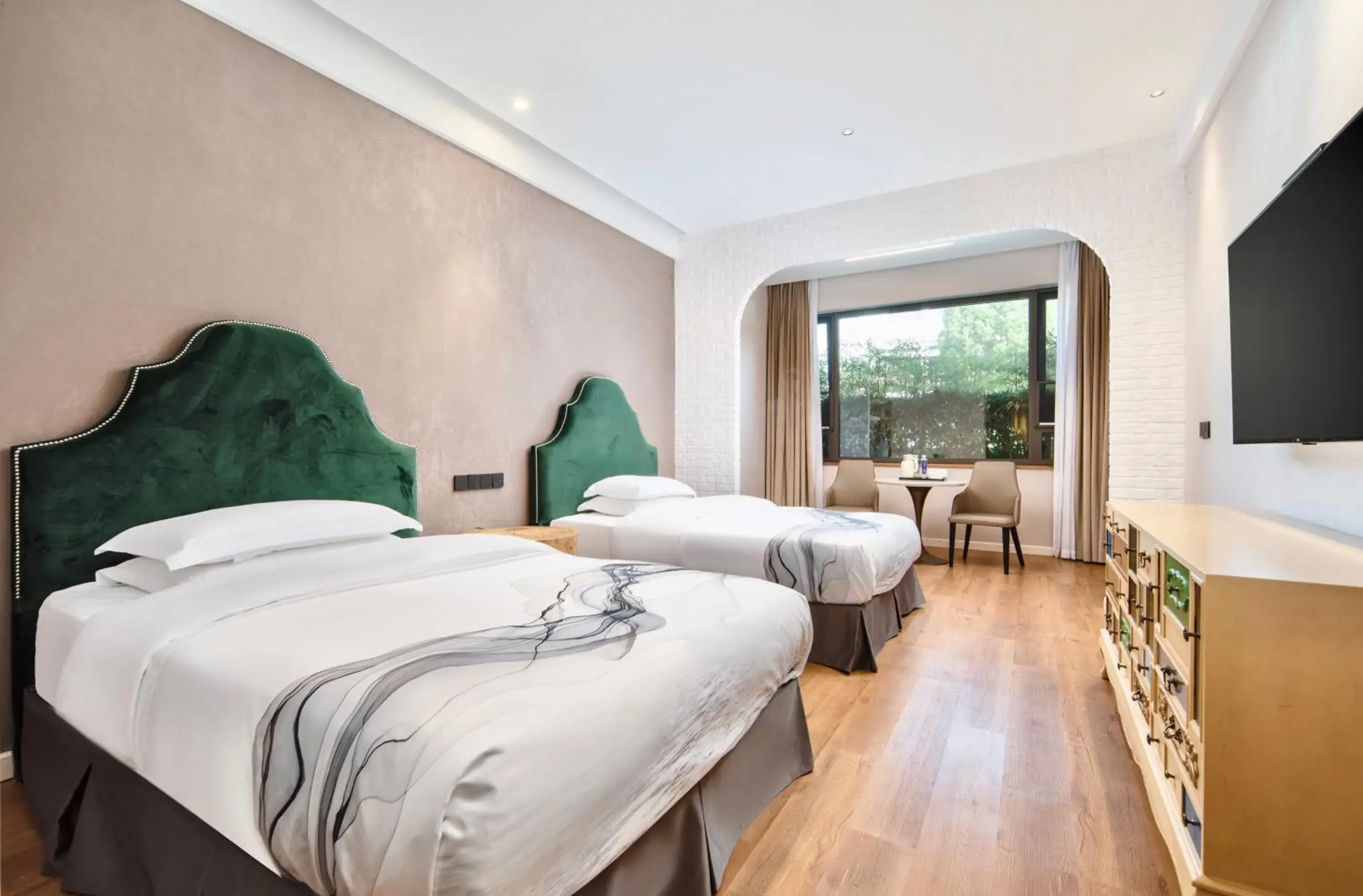 Large Double or Twin Room - single occupancy in SSAW Hotel in Lijiang Ancient Town-Offers special clothing fittings and photo sessions - Provides travel arrangements - Includes extra bed service Large Double or Twin Room - single occupancy in SSAW Hotel in Lijiang Ancient Town-Offers special clothing fittings and photo sessions - Provides travel arrangements - Includes extra bed service