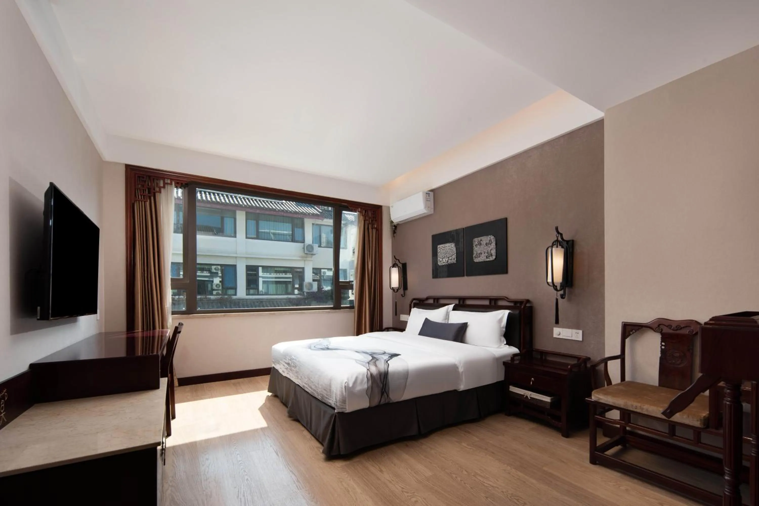 Photo of the whole room, Bed in Huama SSAW Hotel Lijiang